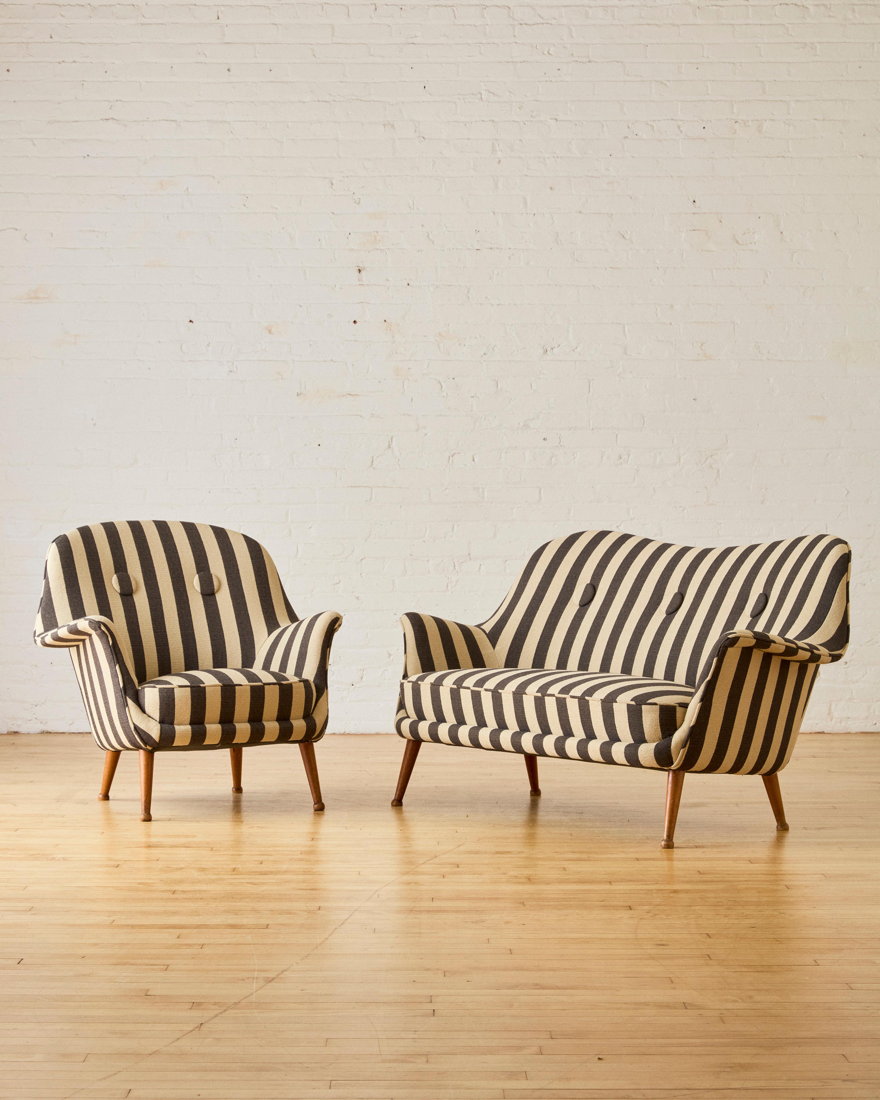 Divina Sette de Arne Norell para Westbergs Möbler, retapizada en tela de rendimiento Kravet a rayas, (recientemente descatalogada) apoyada sobre patas de madera de Haya. Arne Norell (1917-2001) fue un famoso diseñador de muebles y arquitecto sueco.

