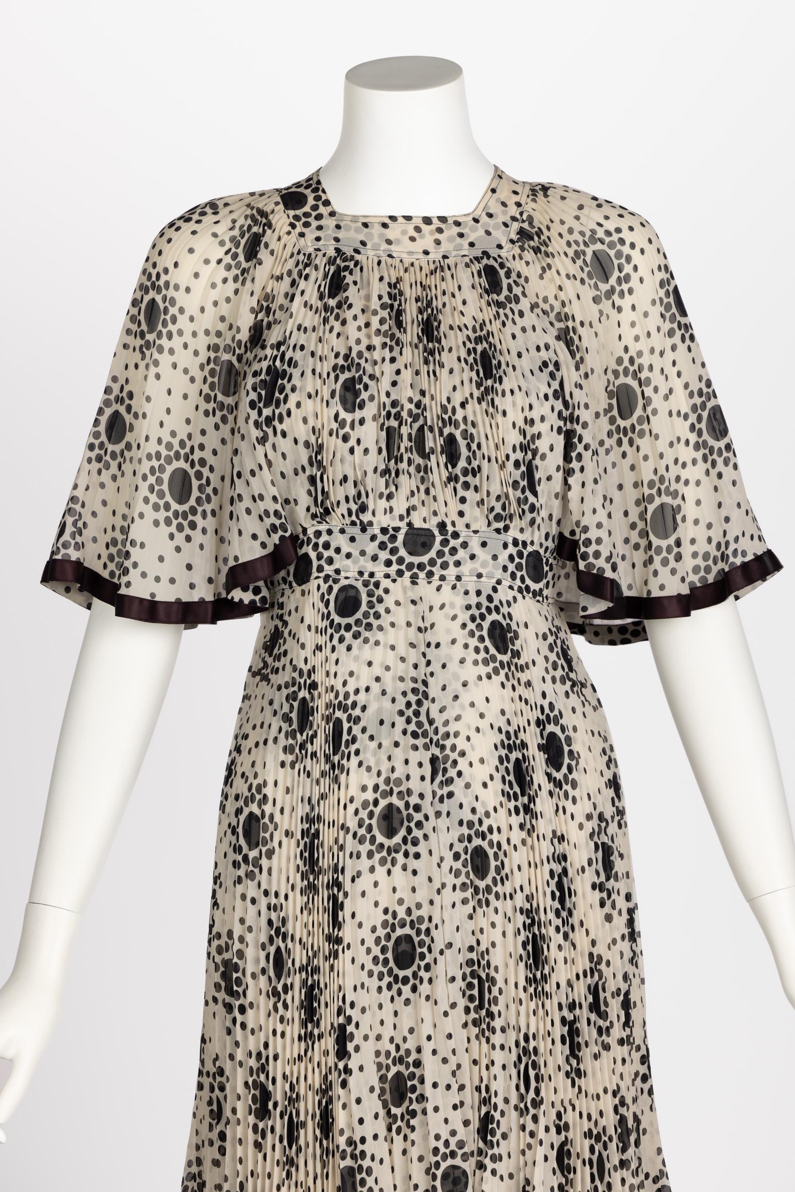 Divine robe Jean Muir des années 1970 en mousseline de soie plissée ivoire à pois noirs superposés en vente 5