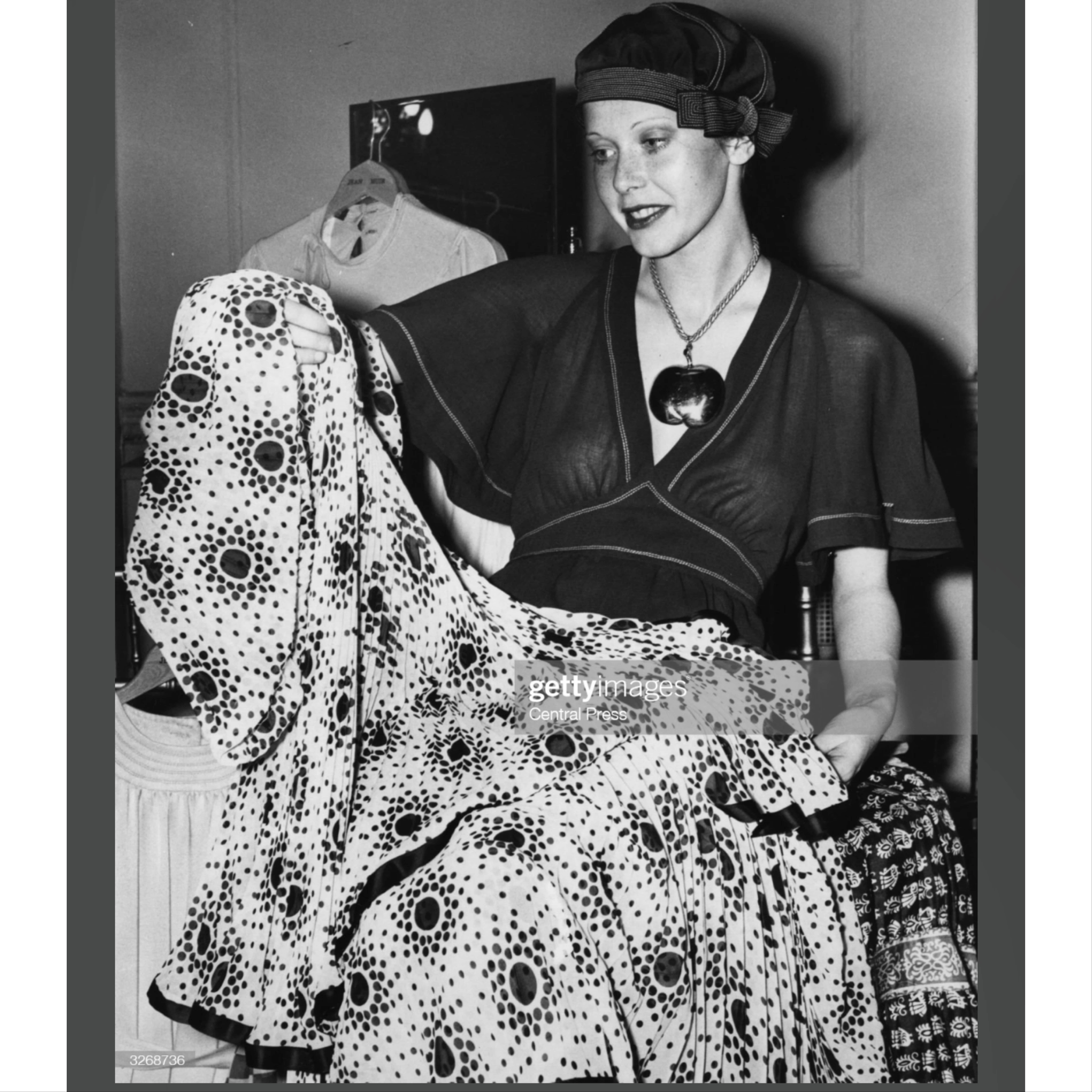 Divine robe Jean Muir des années 1970 en mousseline de soie plissée ivoire à pois noirs superposés en vente 7