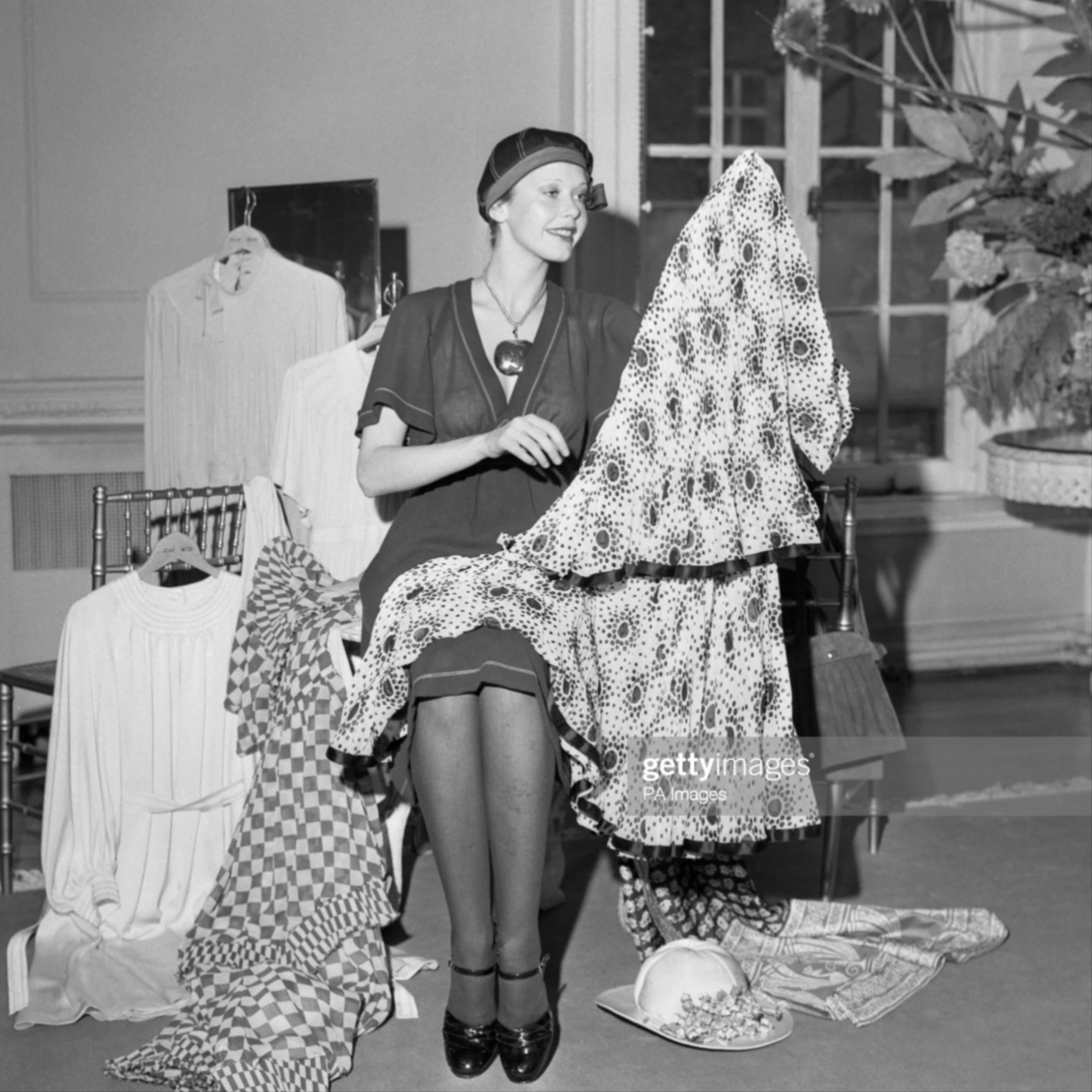 Divine robe Jean Muir des années 1970 en mousseline de soie plissée ivoire à pois noirs superposés en vente 8