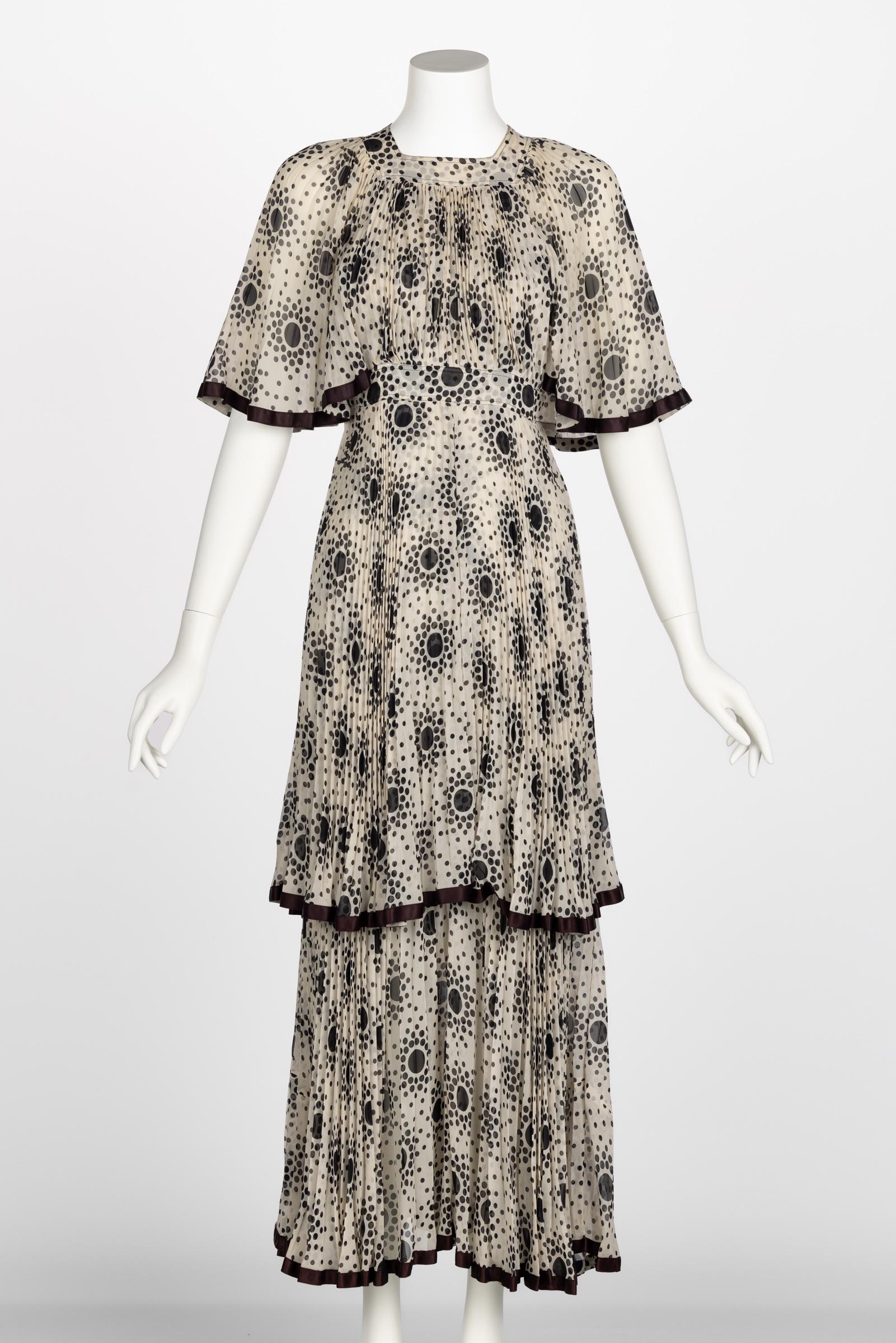 Noir Divine robe Jean Muir des années 1970 en mousseline de soie plissée ivoire à pois noirs superposés en vente