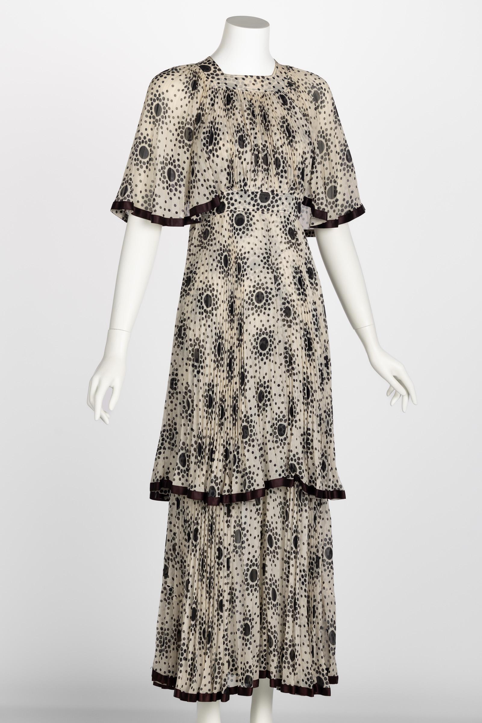 Divine robe Jean Muir des années 1970 en mousseline de soie plissée ivoire à pois noirs superposés Excellent état - En vente à Boca Raton, FL
