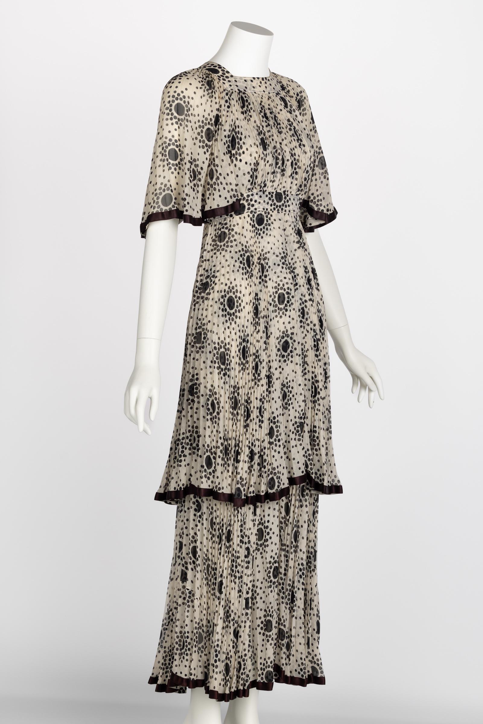 Divine robe Jean Muir des années 1970 en mousseline de soie plissée ivoire à pois noirs superposés Pour femmes en vente