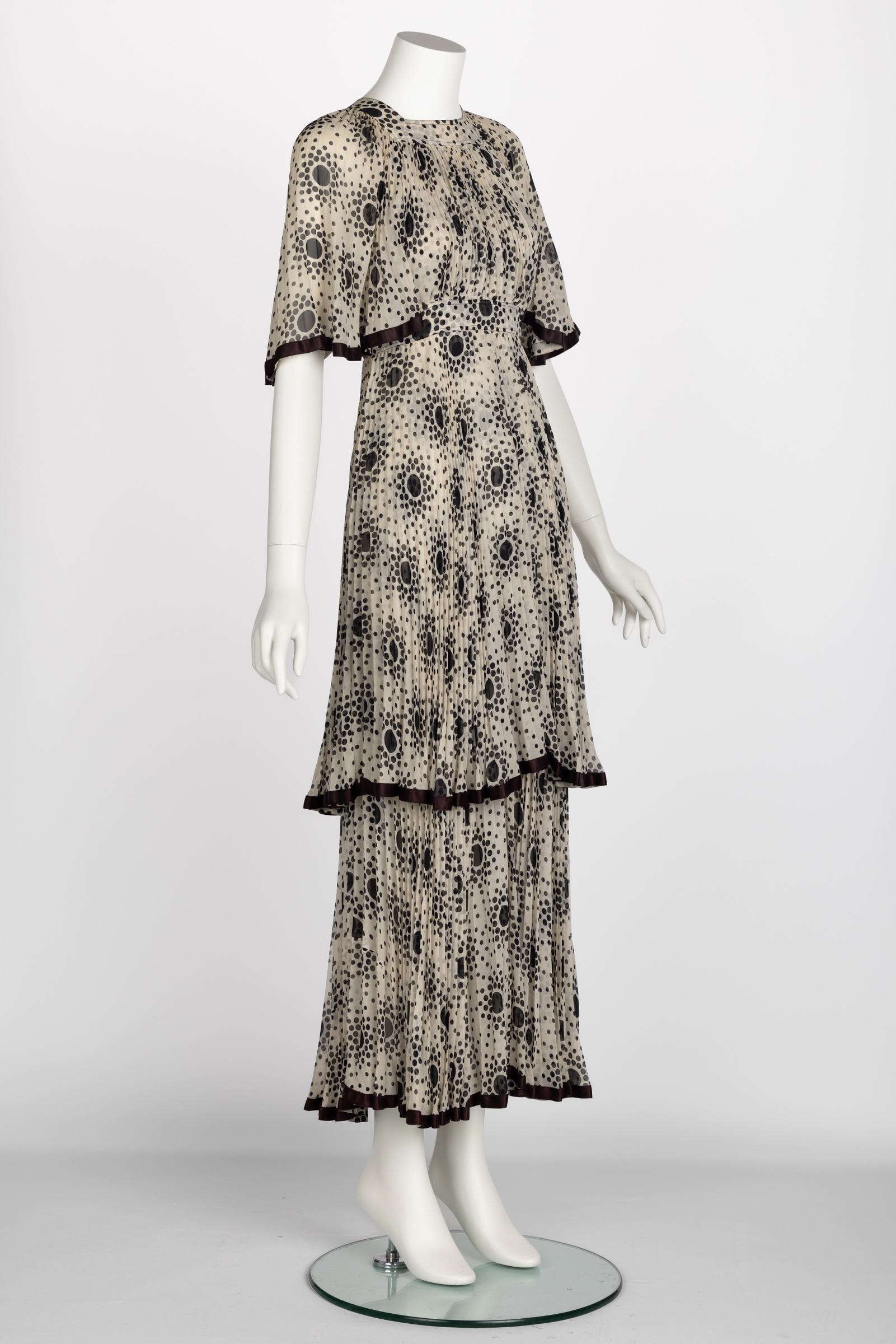 Divine robe Jean Muir des années 1970 en mousseline de soie plissée ivoire à pois noirs superposés en vente 1