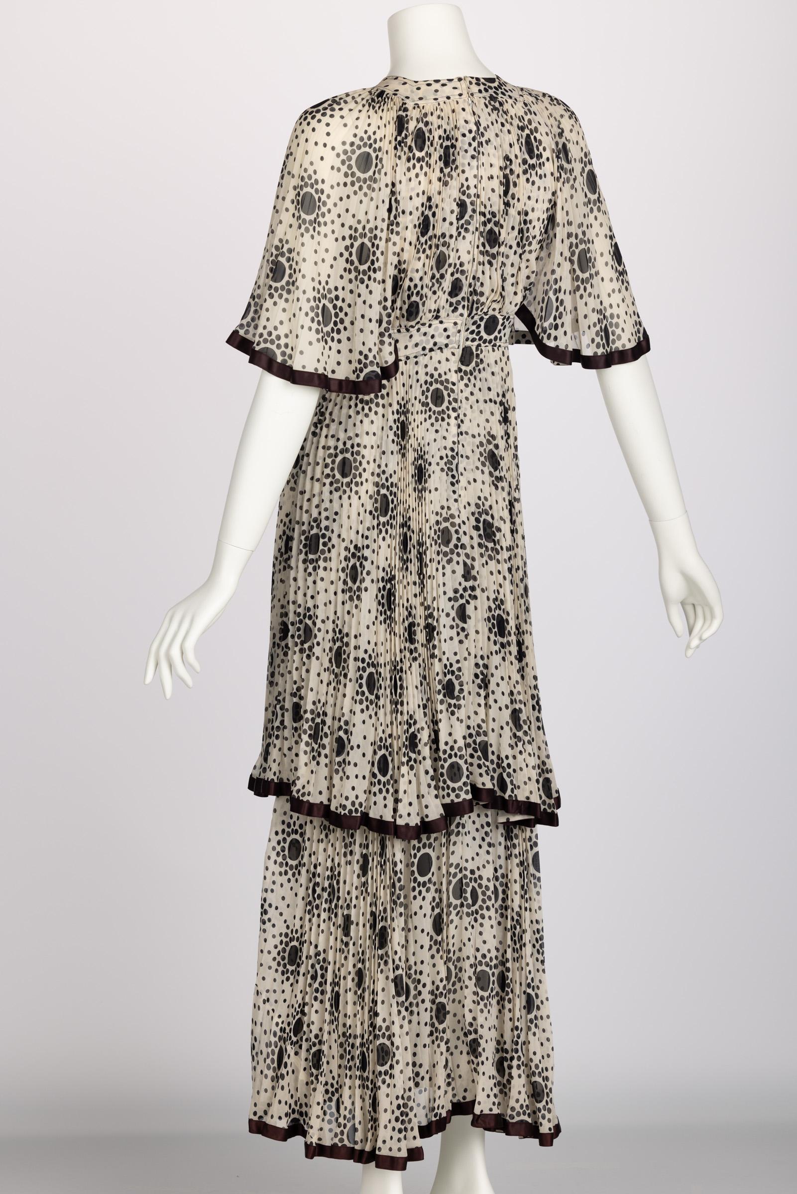 Divine robe Jean Muir des années 1970 en mousseline de soie plissée ivoire à pois noirs superposés en vente 2