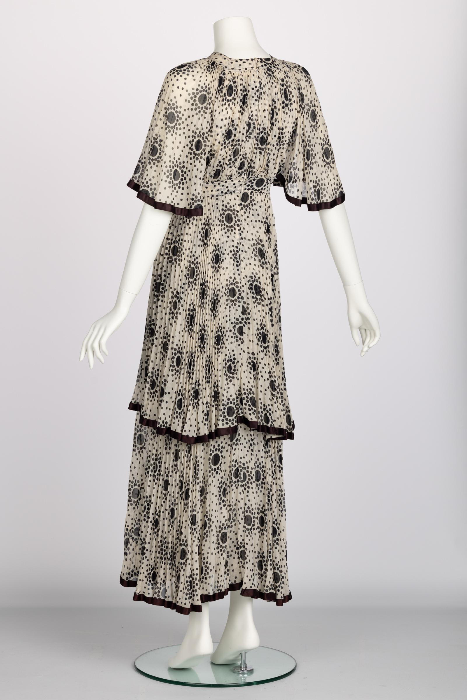 Divine robe Jean Muir des années 1970 en mousseline de soie plissée ivoire à pois noirs superposés en vente 3