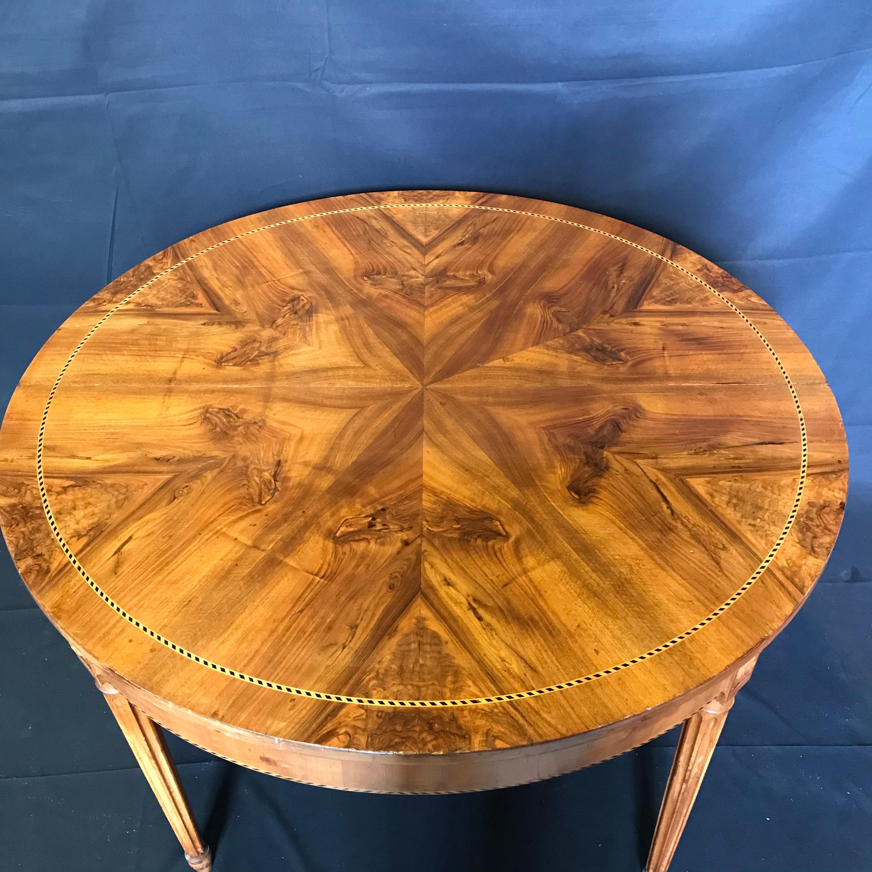Divine Antique Round French Inlaid Marquetry Table In Excellent Condition In Hopewell, NJ