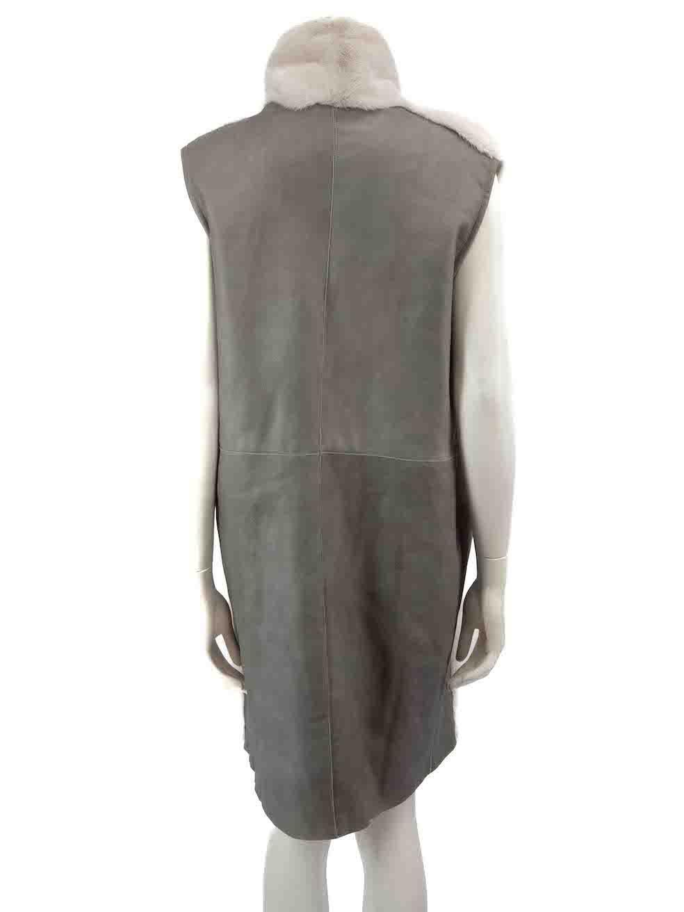 Divine Cashmere Grey Sleeveless Fur Panel Coat Size L In Good Condition For Sale In London, GB