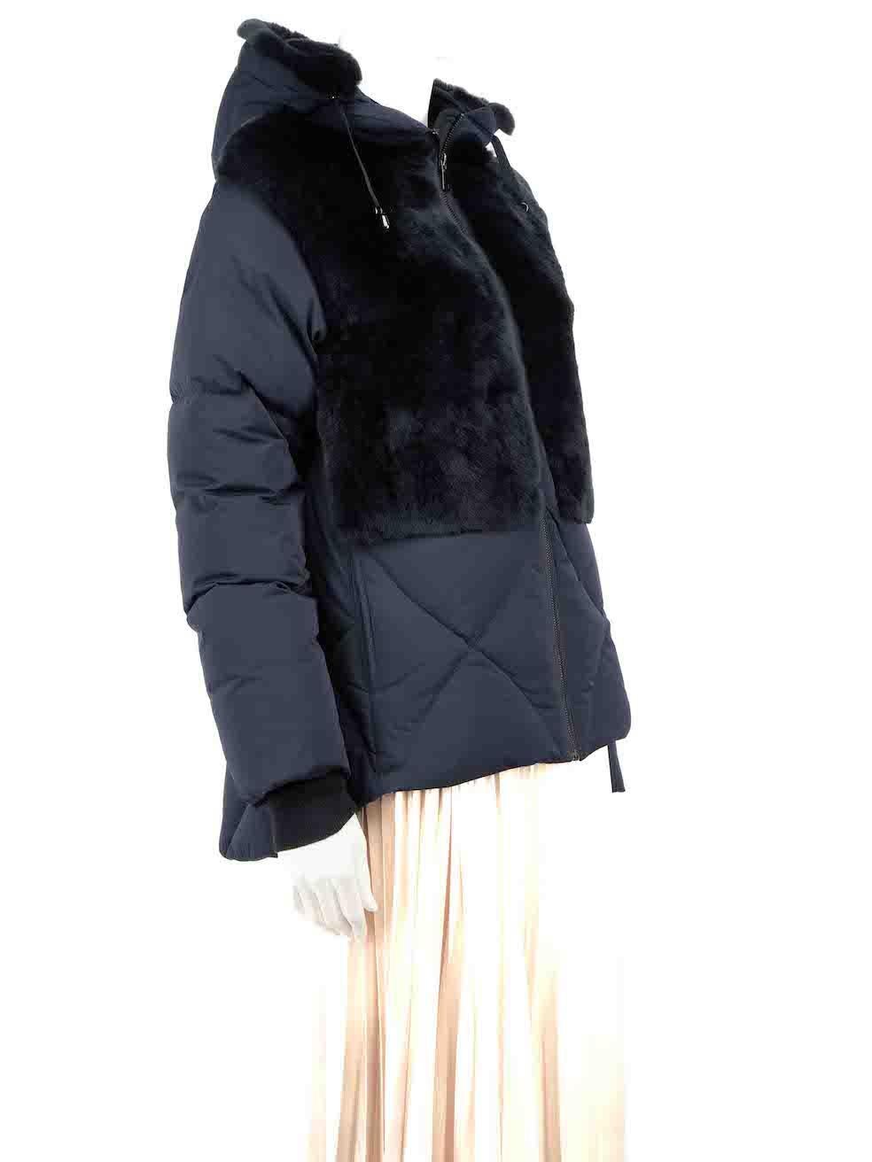 CONDITION is Very good. Hardly any visible wear to jacket is evident on this used Divine Cashmere designer resale item.
 
Details
Navy
Polyester
Down coat
Goose feather and down filling
Rabbit fur panels
Detachable hood
Zip fastening
2x Side