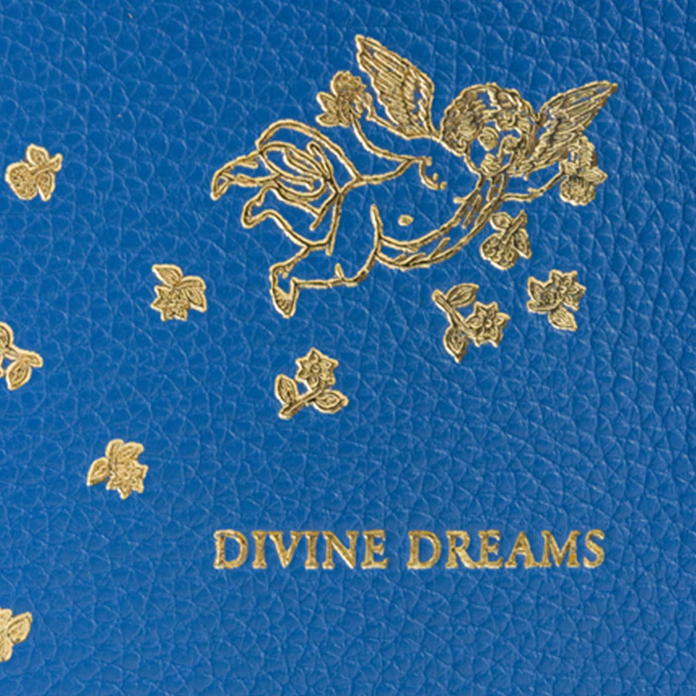 Dieses stilvolle Tagebuch ist perfekt, um Ihre Gedanken und Träume zu notieren. Dieses Tagebuch besteht aus weichem, natürlich gegerbtem, vollnarbigem Leder mit einem entzückenden Cherub-Motiv und den Worten Divine Dreams in Gold. Enthält leere,