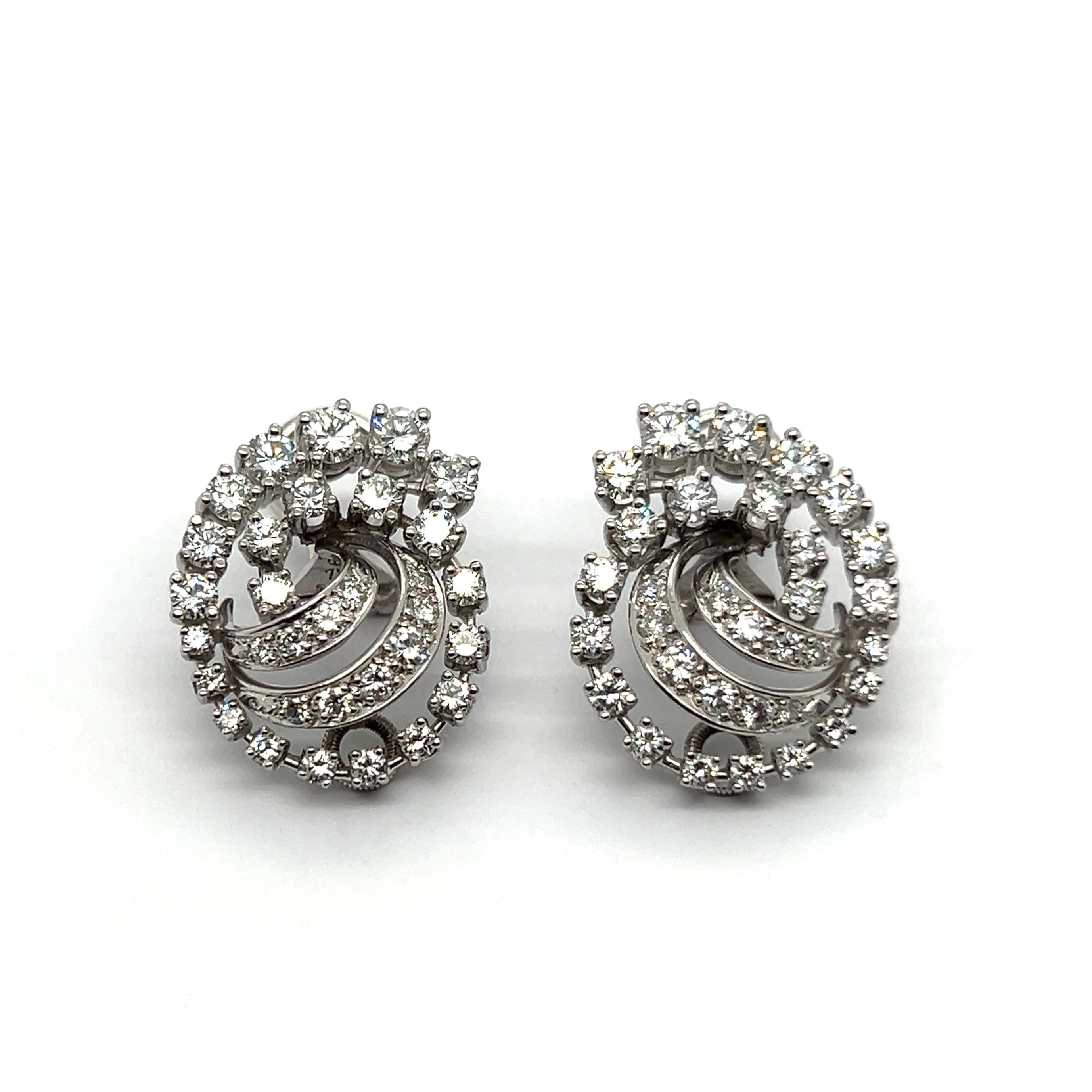 Divine boucles d'oreilles en or blanc 18 carats avec diamants en vente 11