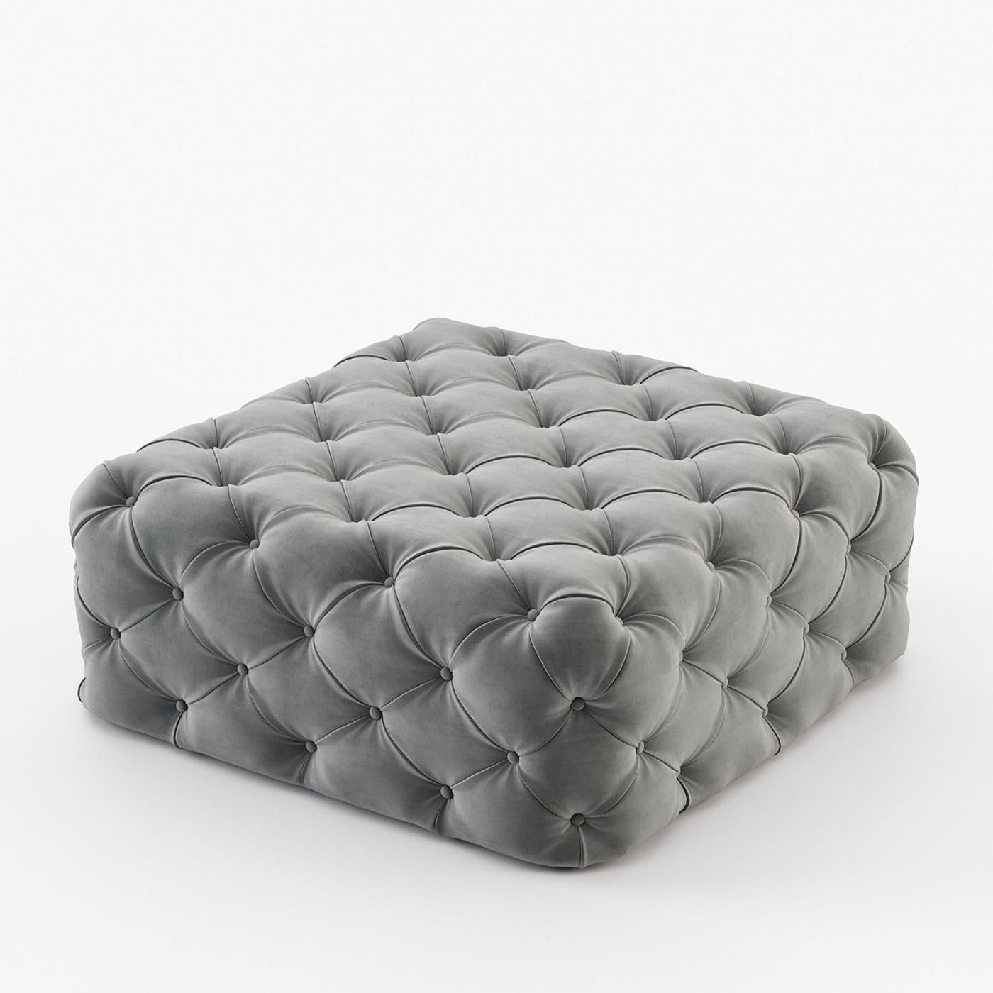 Pouf Divine in velluto grigio con struttura in legno, imbottito
e capitone ricoperto di bottoni in tessuto di velluto grigio.
Disponibile anche con altri tessuti su richiesta.