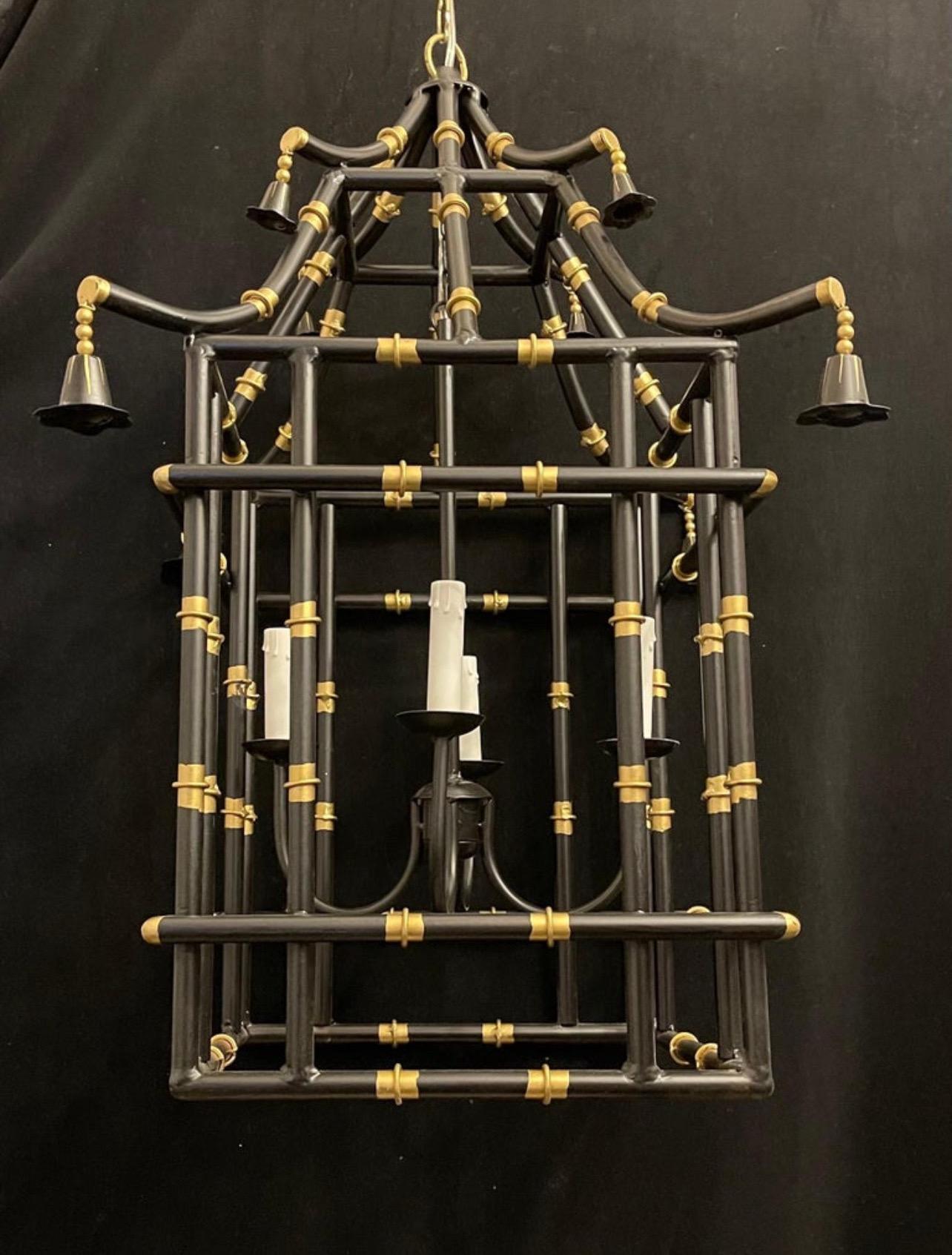 Ein göttliches großes Paar von schwarz & gold vergoldet Pagode Bambus Form Chinoiserie Laternen, jeder der Vorrichtungen wurden neu verdrahtet und kommen mit Kette Baldachin und Montagematerial für die Installation.

Jeder Kronleuchter wird separat
