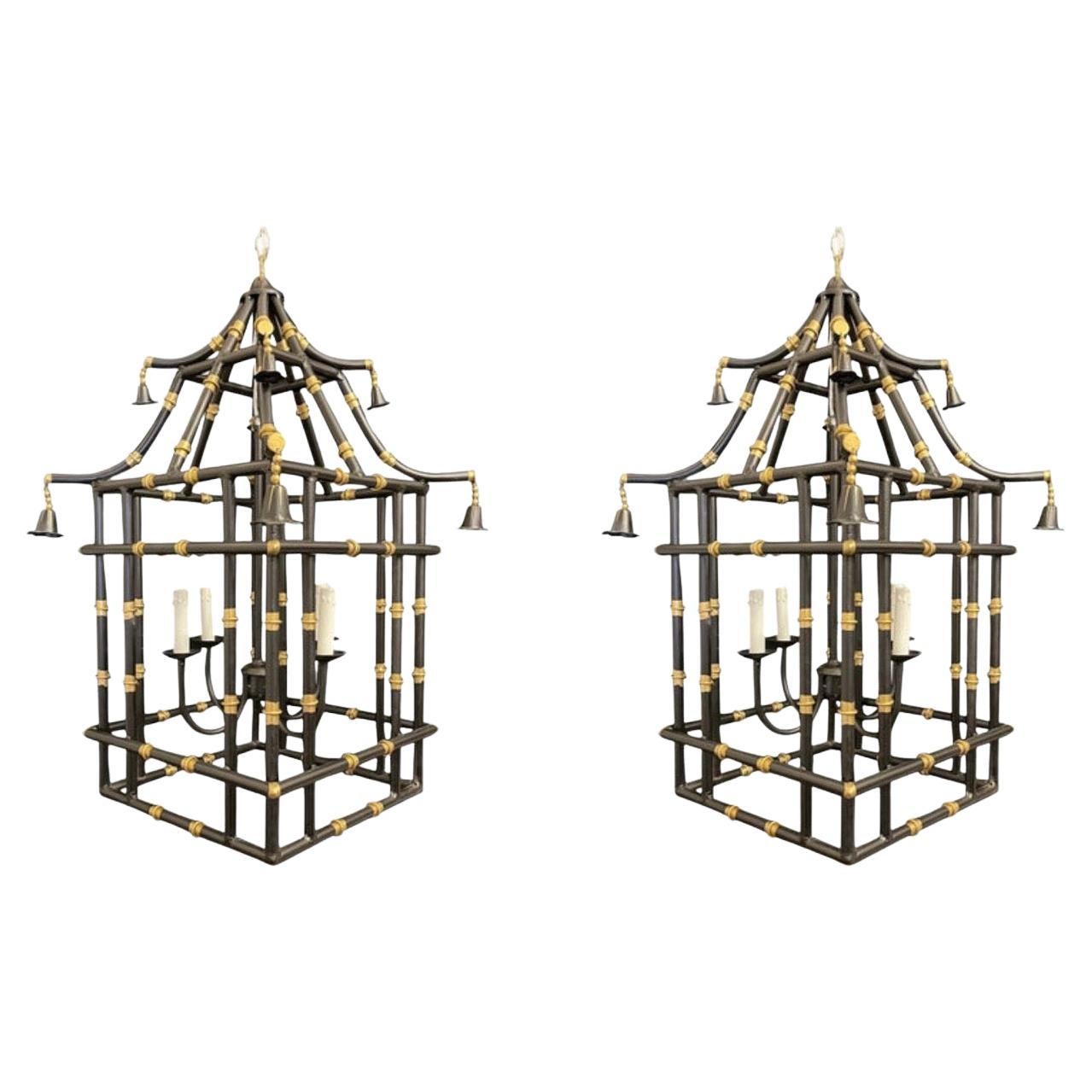 Divine Großes Paar schwarz-gold vergoldete Pagoden-Bambus-Chinoiserie-Laternen-Leuchten aus Bambus, Divine im Angebot