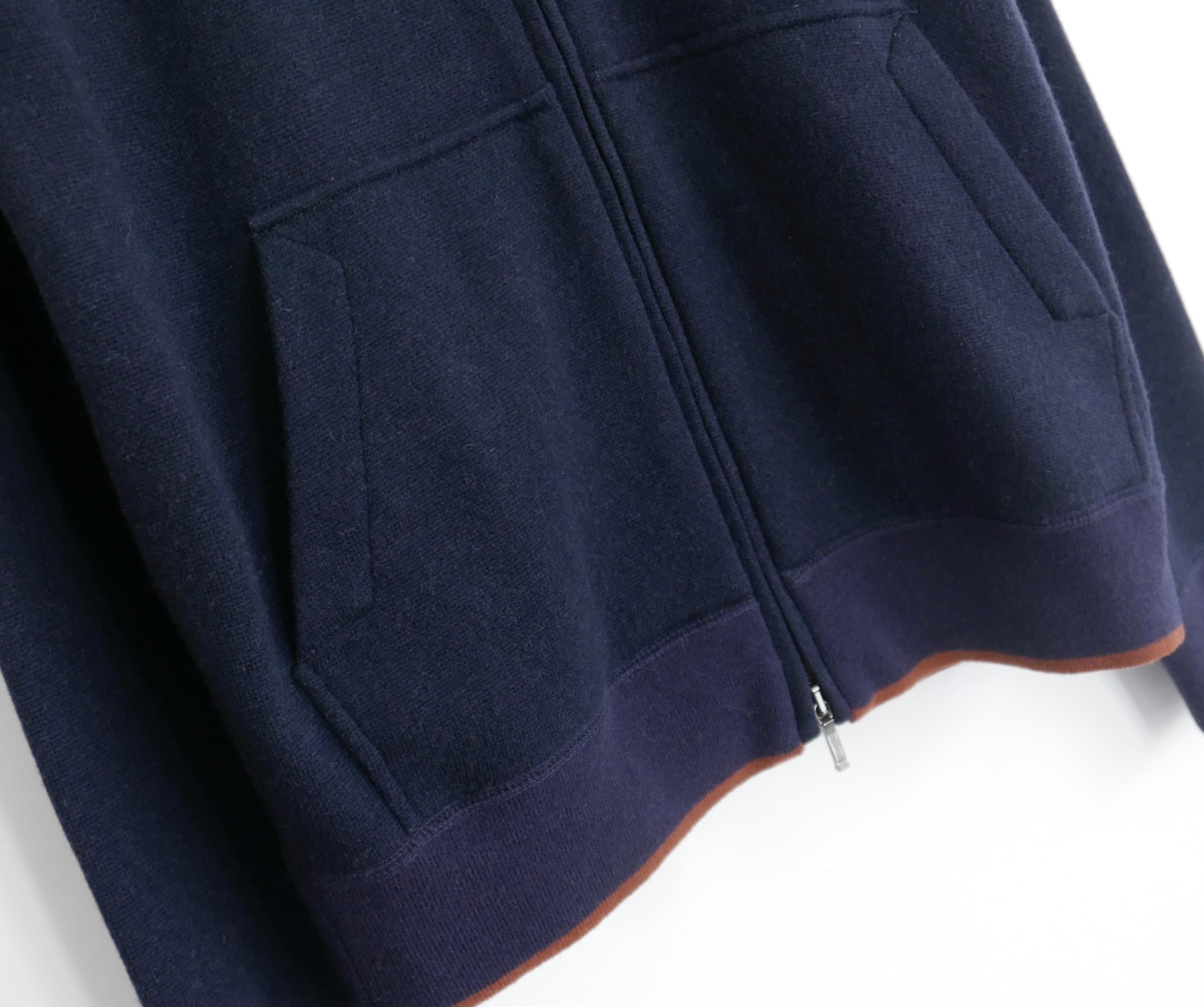 Göttliche Loro Piana Bomber Freizeitjacke. Gekauft für £2500 und neu mit Etikett/Ersatzgarn. Aus unglaublich weichem marineblauem Babykaschmir mit grauem Kaschmirfutter und rostbraunen Besätzen. t mit Trichterausschnitt,   geräumige Kapuze mit