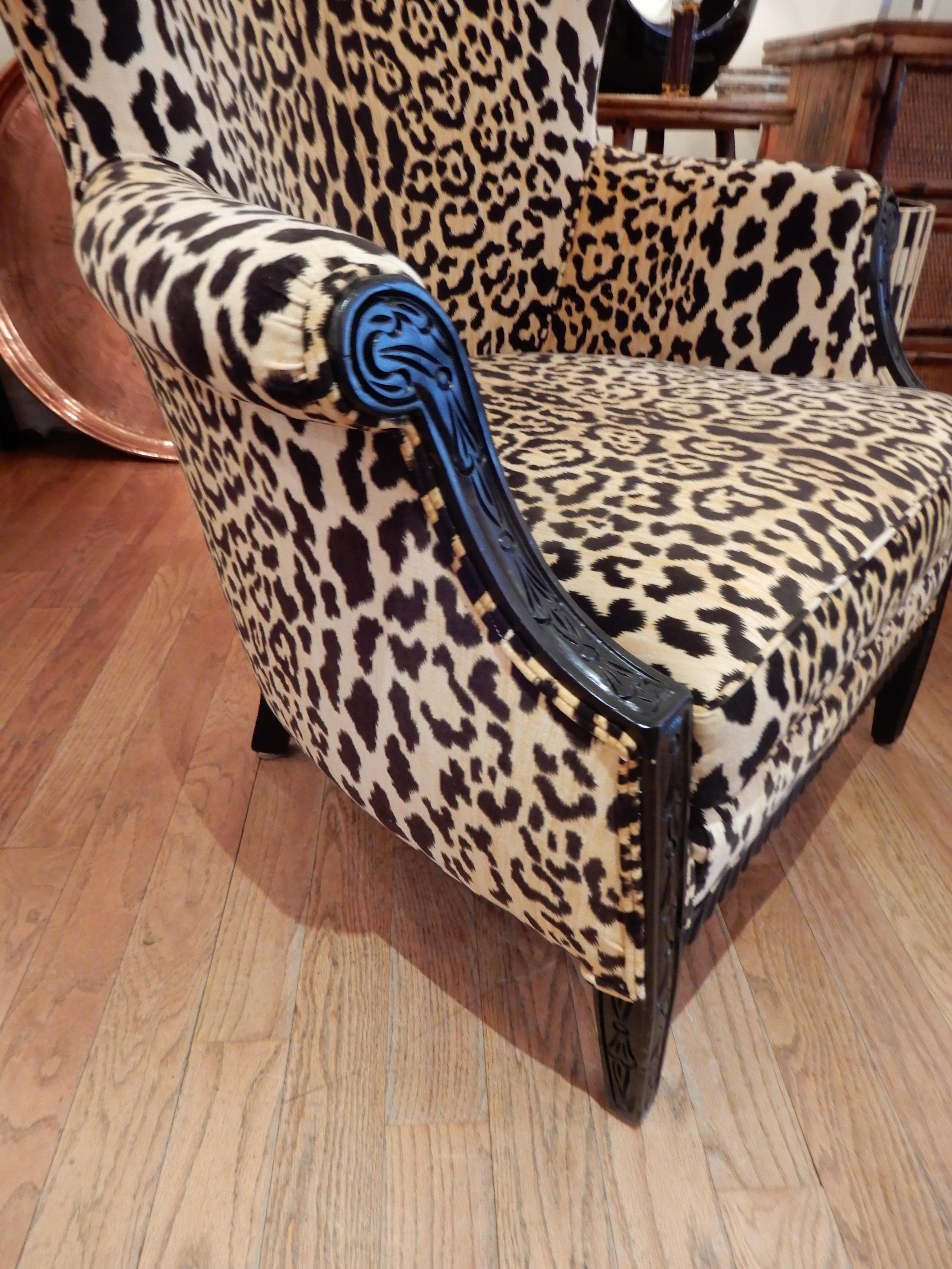 Mouvement esthétique Divine luxe dans cette chaise à oreilles ancienne anglaise des années 1880 en vente