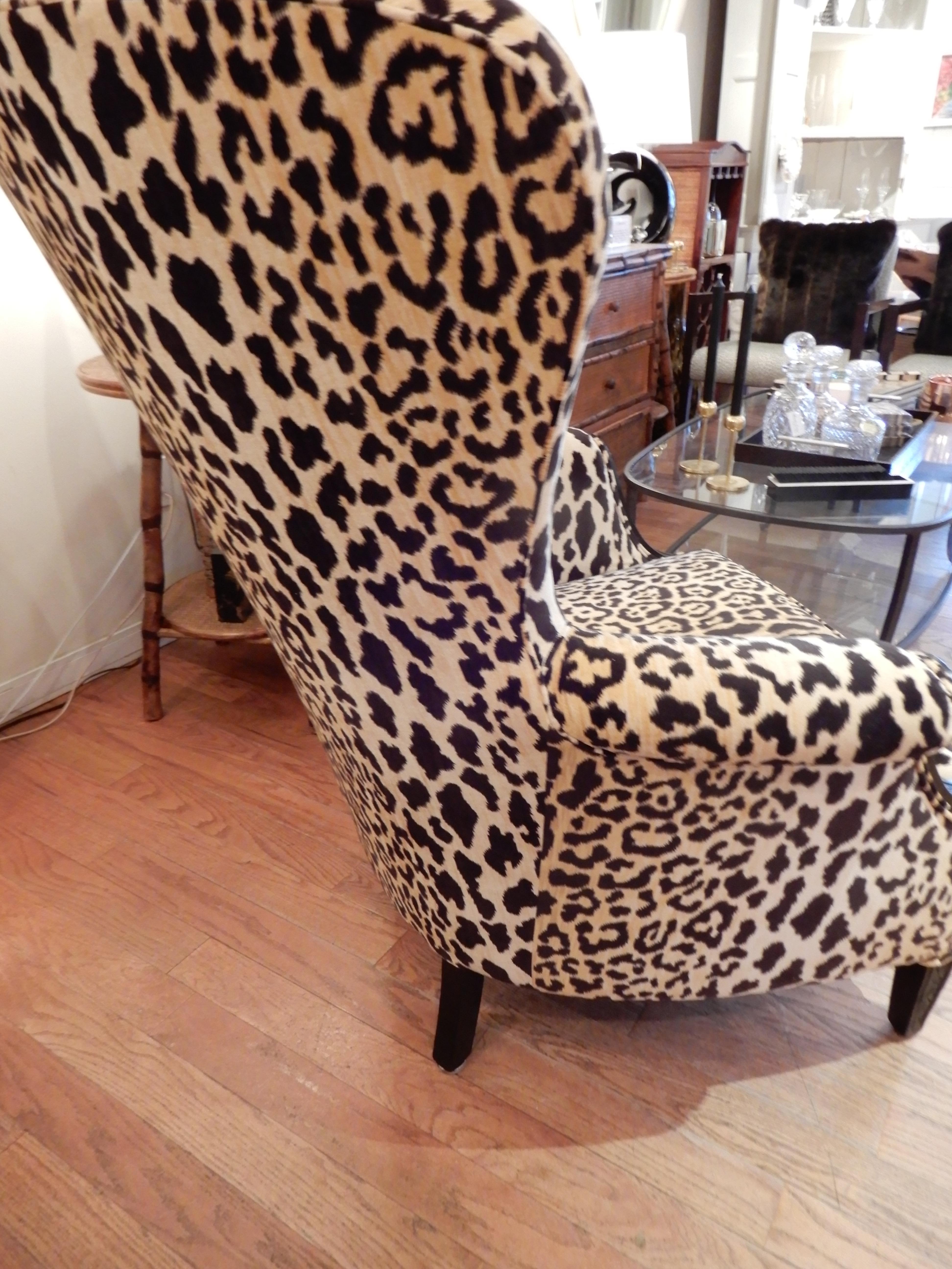 Britannique Divine luxe dans cette chaise à oreilles ancienne anglaise des années 1880 en vente