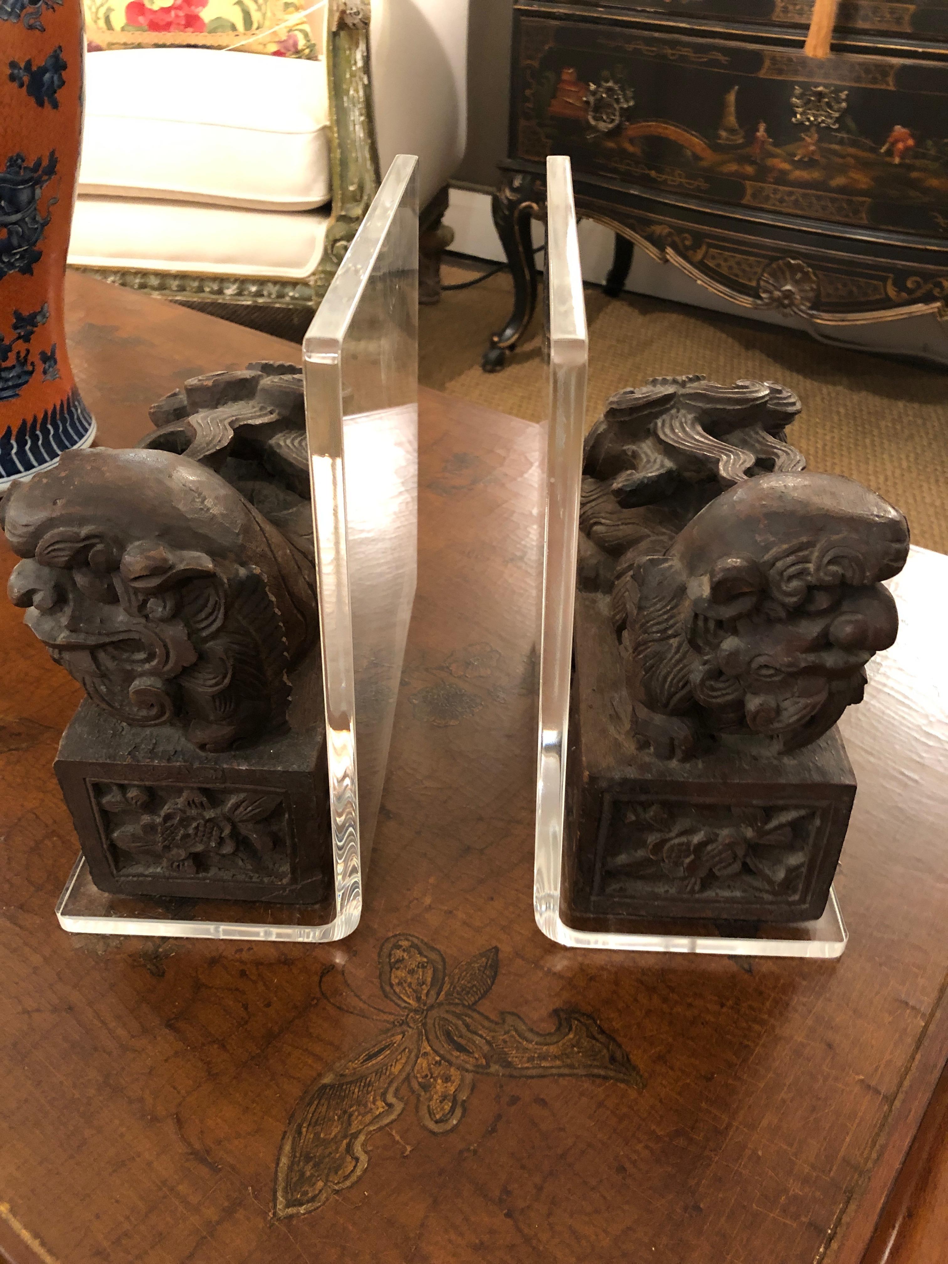 Divine Paar geschnitzte Holz Foo Hunde und Lucite Buchstützen, göttliches Paar (Chinesisch) im Angebot