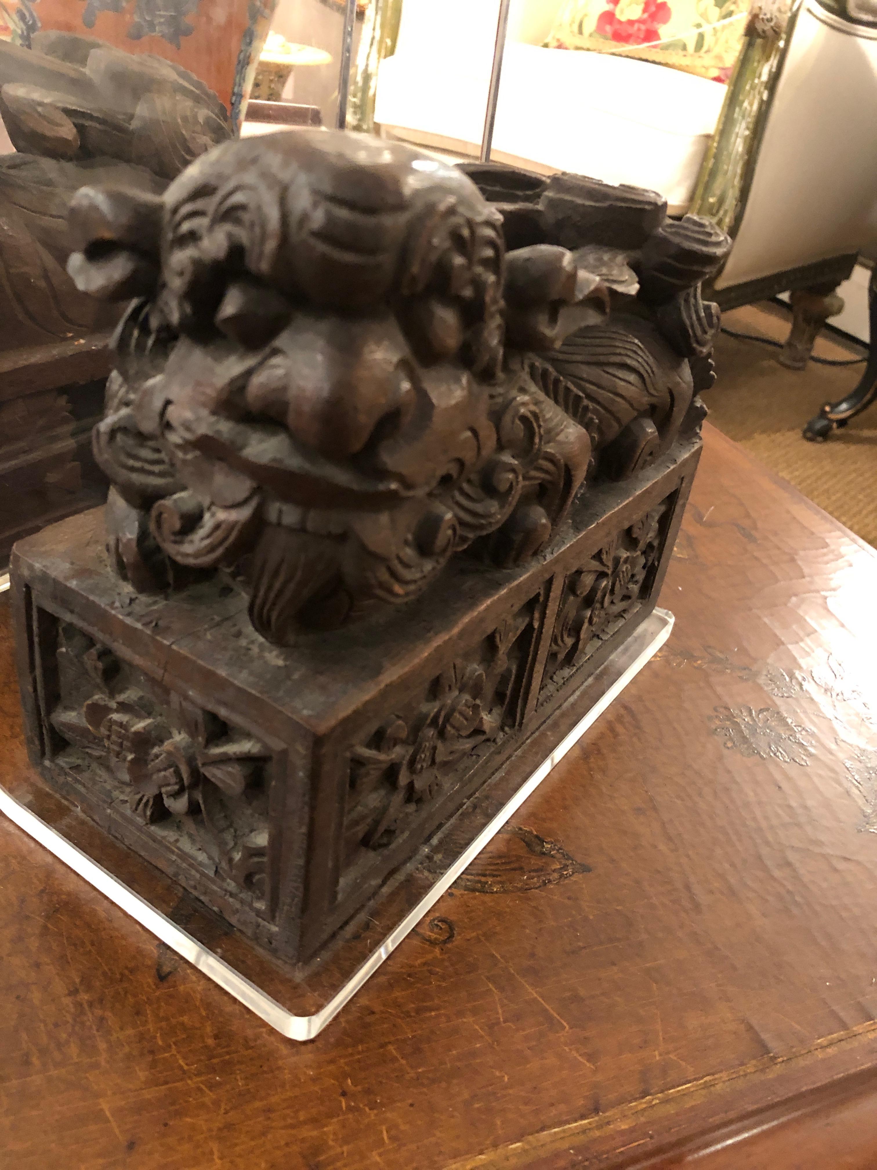 Divine Paar geschnitzte Holz Foo Hunde und Lucite Buchstützen, göttliches Paar (Mitte des 20. Jahrhunderts) im Angebot