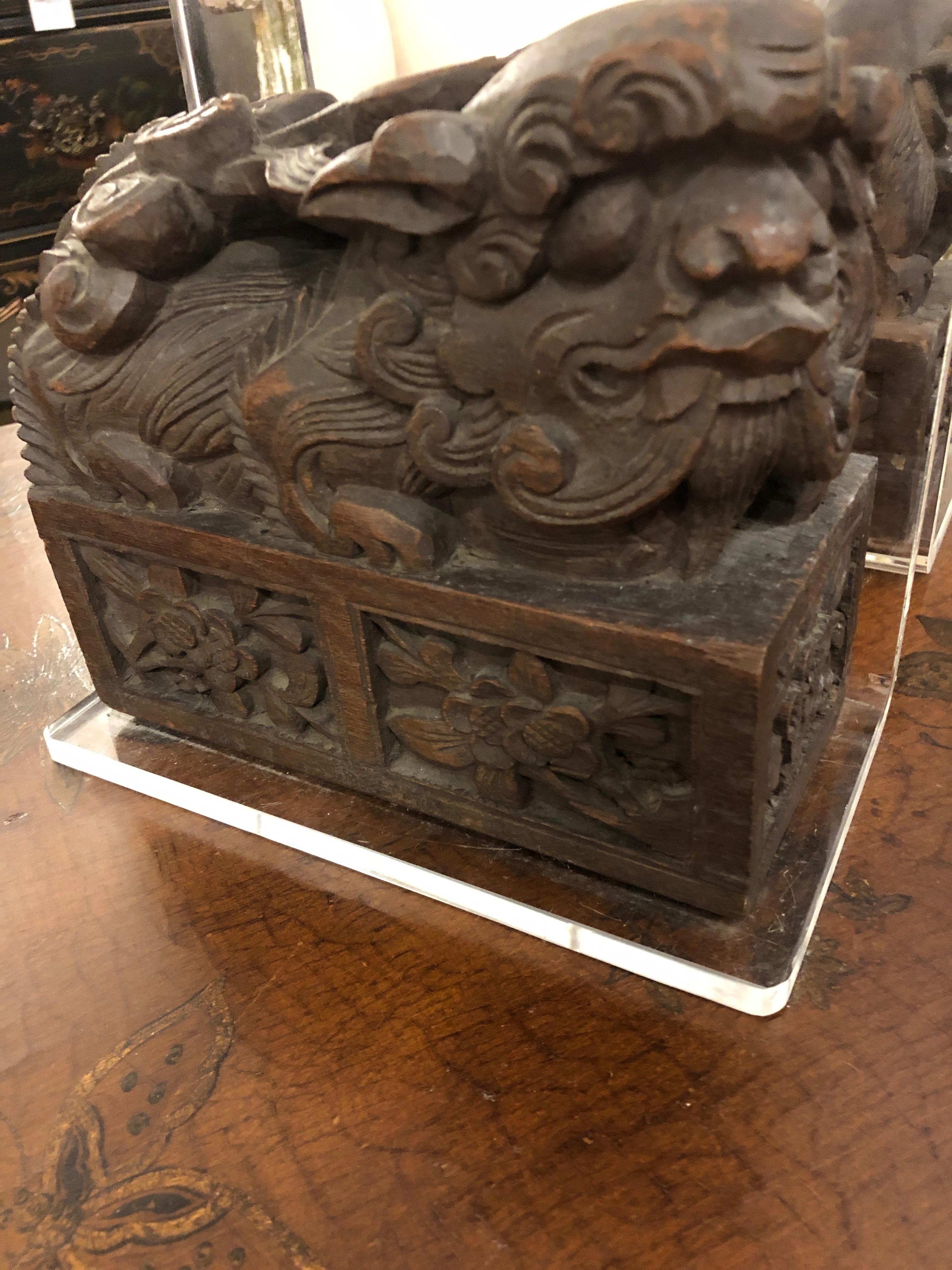 Divine Pair of Carved Wood Foo Dogs and Lucite Bookends For Sale 1