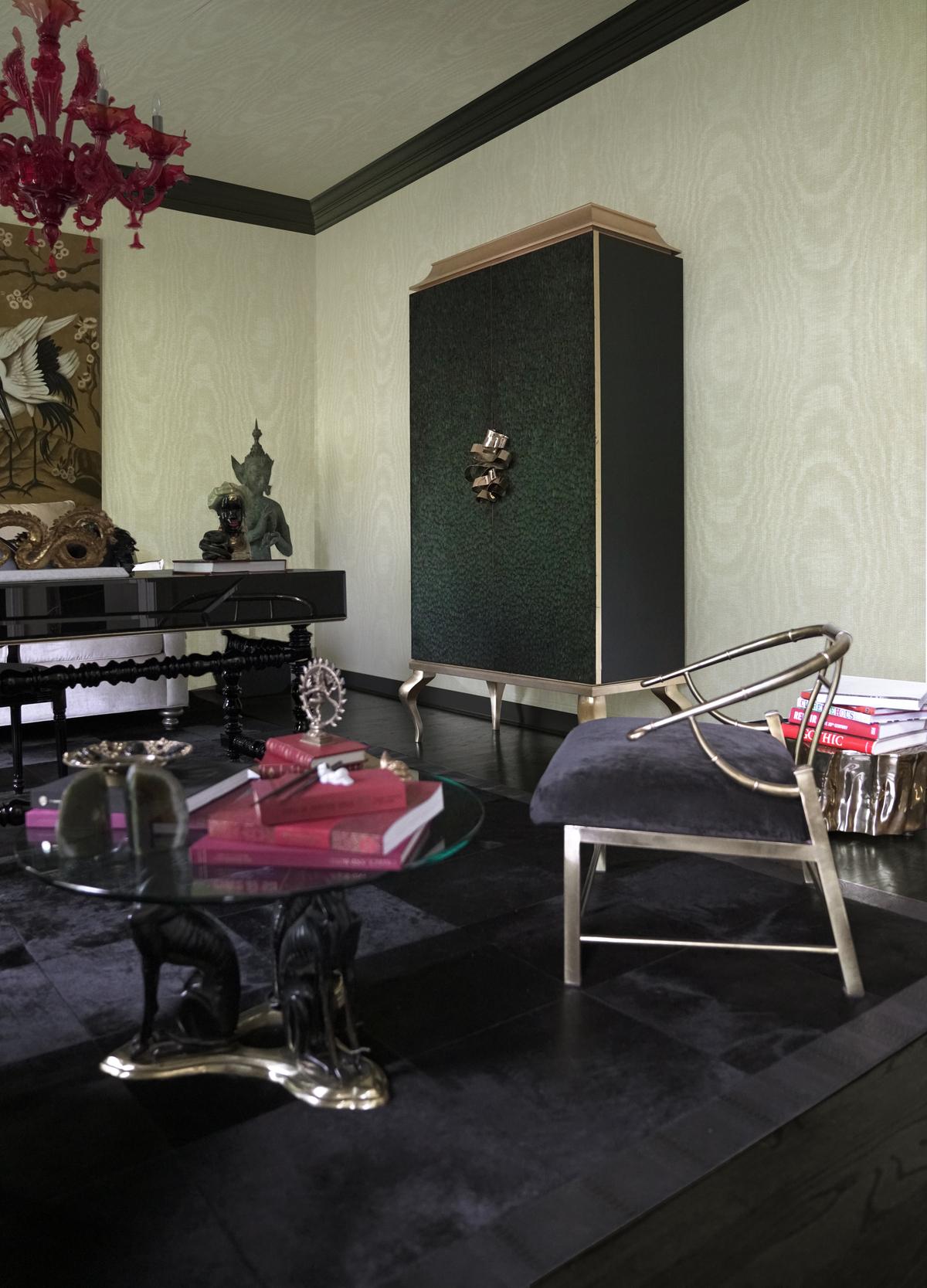 Laiton Divine armoire en plumes de paon en vente