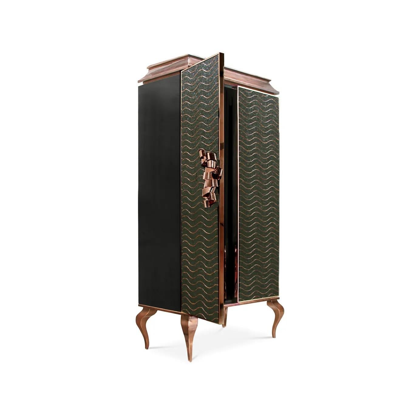 Cette armoire pagode à deux portes est recouverte de délicates plumes naturelles disposées individuellement. Un ruban métallique exquis ouvre les portes sur un intérieur somptueux doté de quatre tiroirs et de deux étagères réglables. Le dessus et la