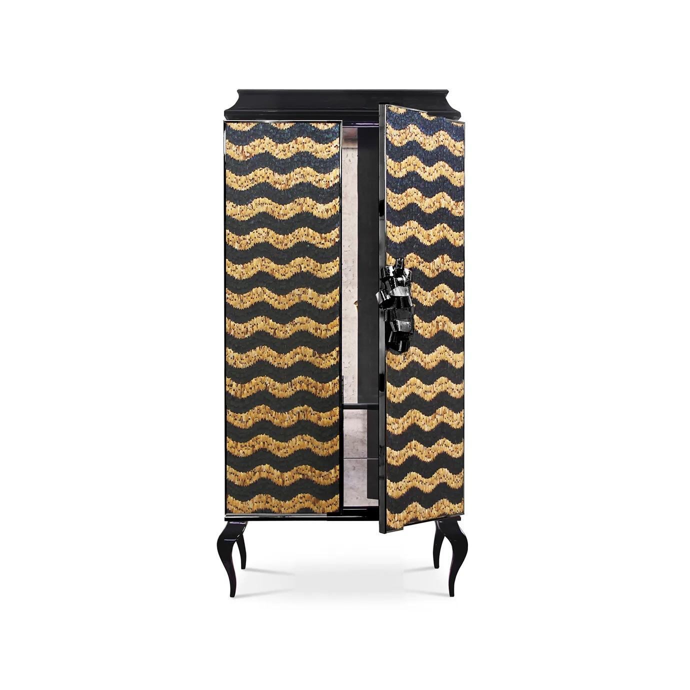 Sculpté à la main Divine Armoire en plumes de paon et de faisan caramel en vente