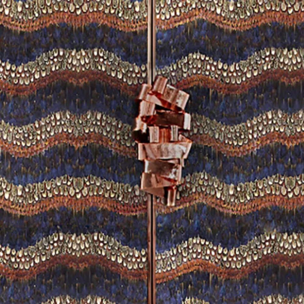 Cette armoire pagode à deux portes est recouverte de délicates plumes naturelles disposées individuellement. Un ruban métallique exquis ouvre les portes sur un intérieur somptueux doté de quatre tiroirs et de deux étagères réglables. Le dessus et la