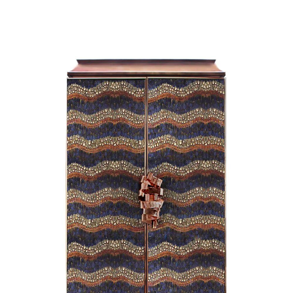Martelé Divine Armoire en plumes violettes de paon et de faisan en vente