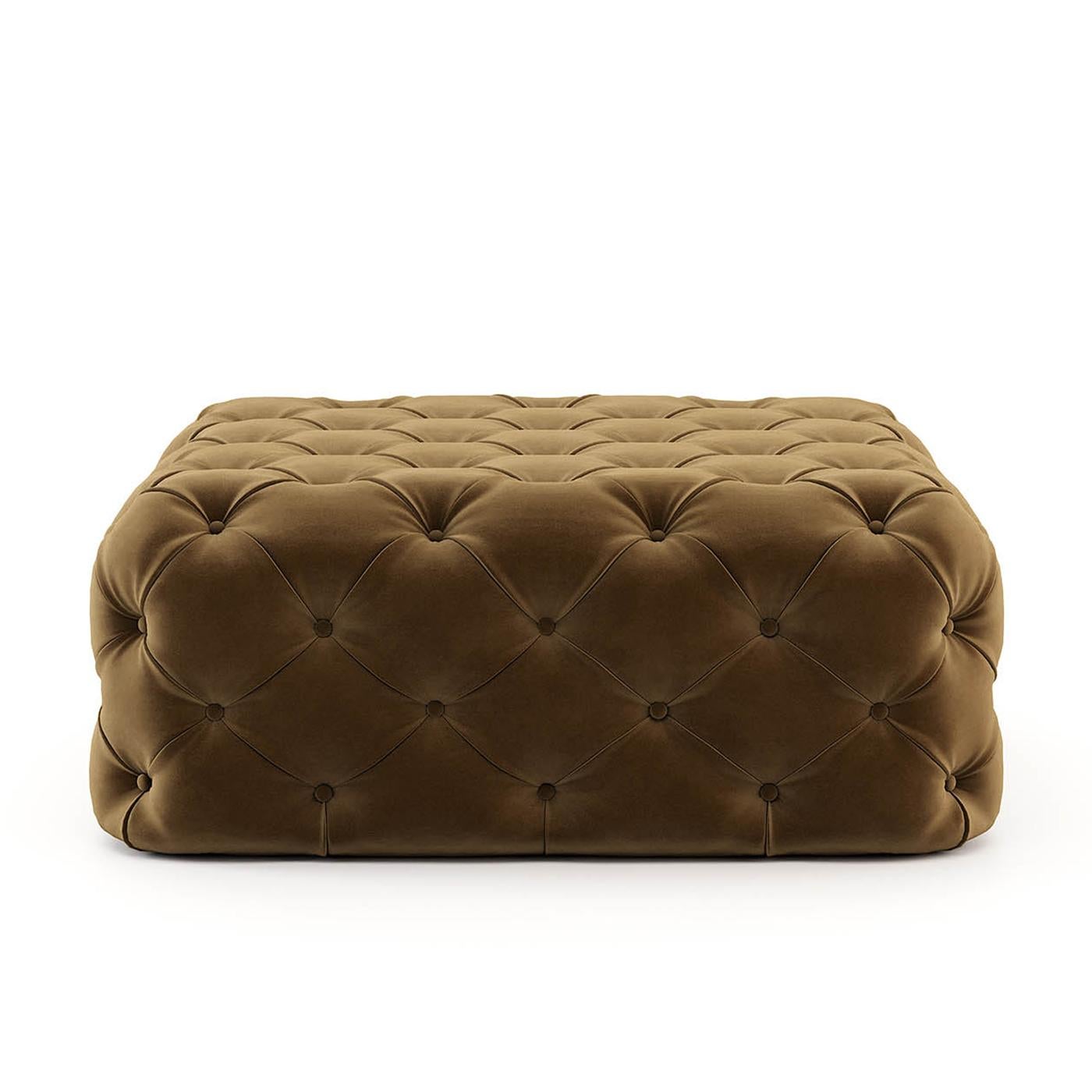Pouf divine with wooden structure, upholstered
and capitonated covered with buttons in velvet fabric.
Also available with other fabrics on request.