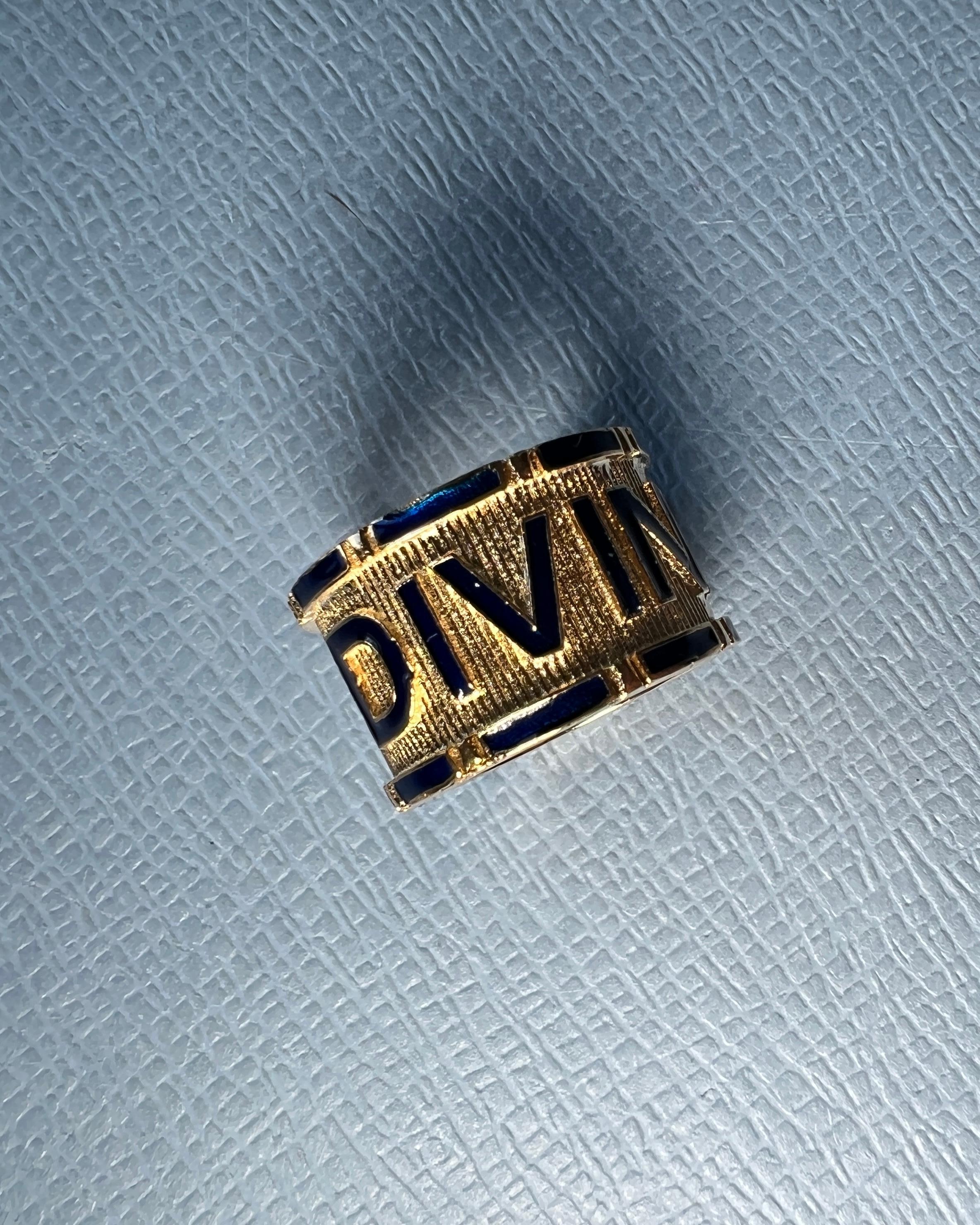 Anello con sigillo divino in oro 14k e smalto blu in vendita 1