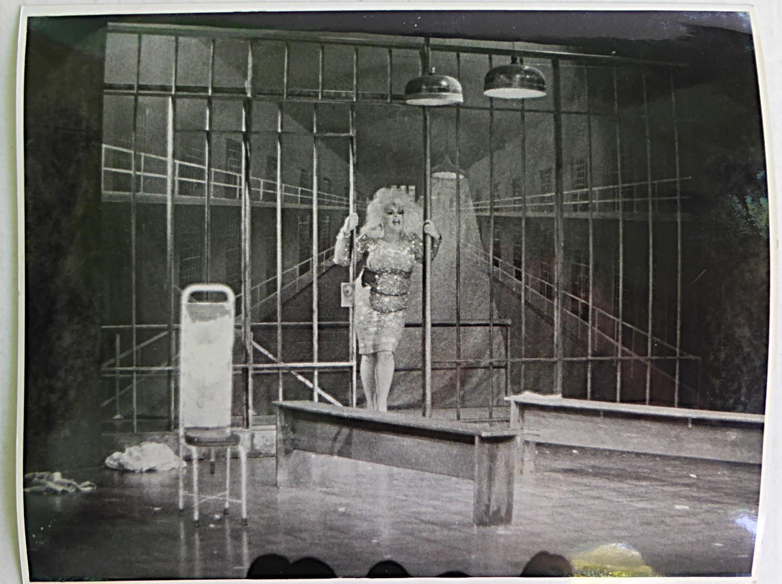 Fine XX secolo Poster di film e giochi di Divine - Pink Flamingo Women Behind Bars La donna al neon in vendita