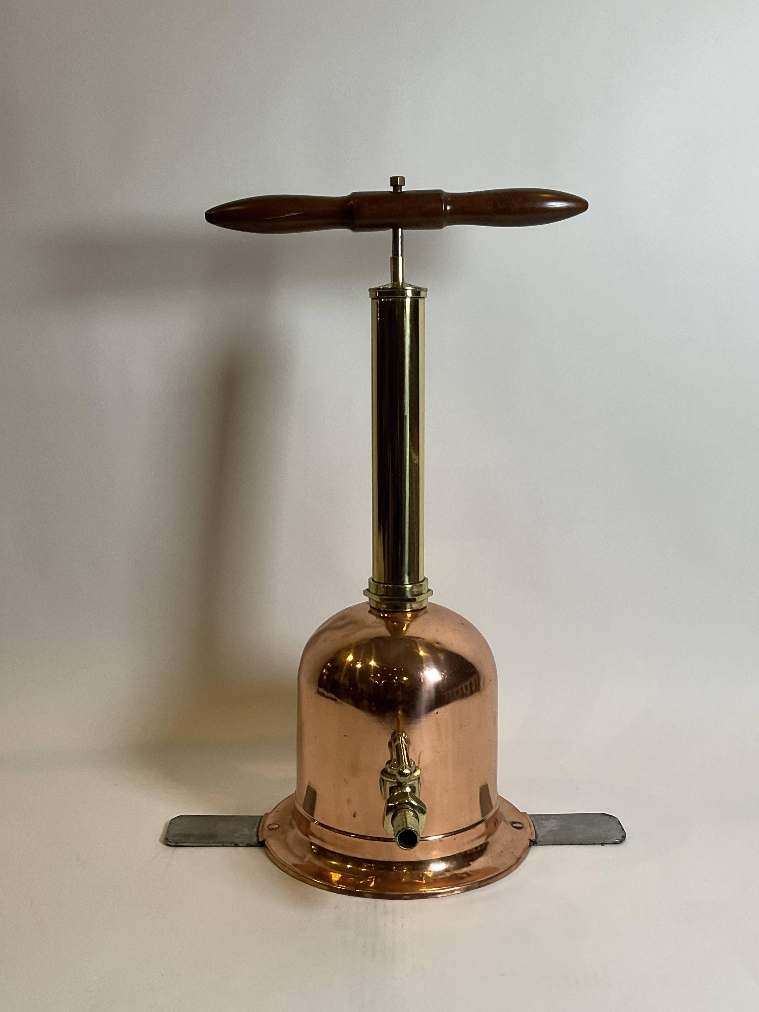 Pompe auxiliaire d'air frais pour plongeurs océaniques en cuivre et en laiton. Avec poignée en bois AT&T, robinet en laiton avec poignée à levier. Pieds en acier avec pad. Hautement poli et laqué. 27 