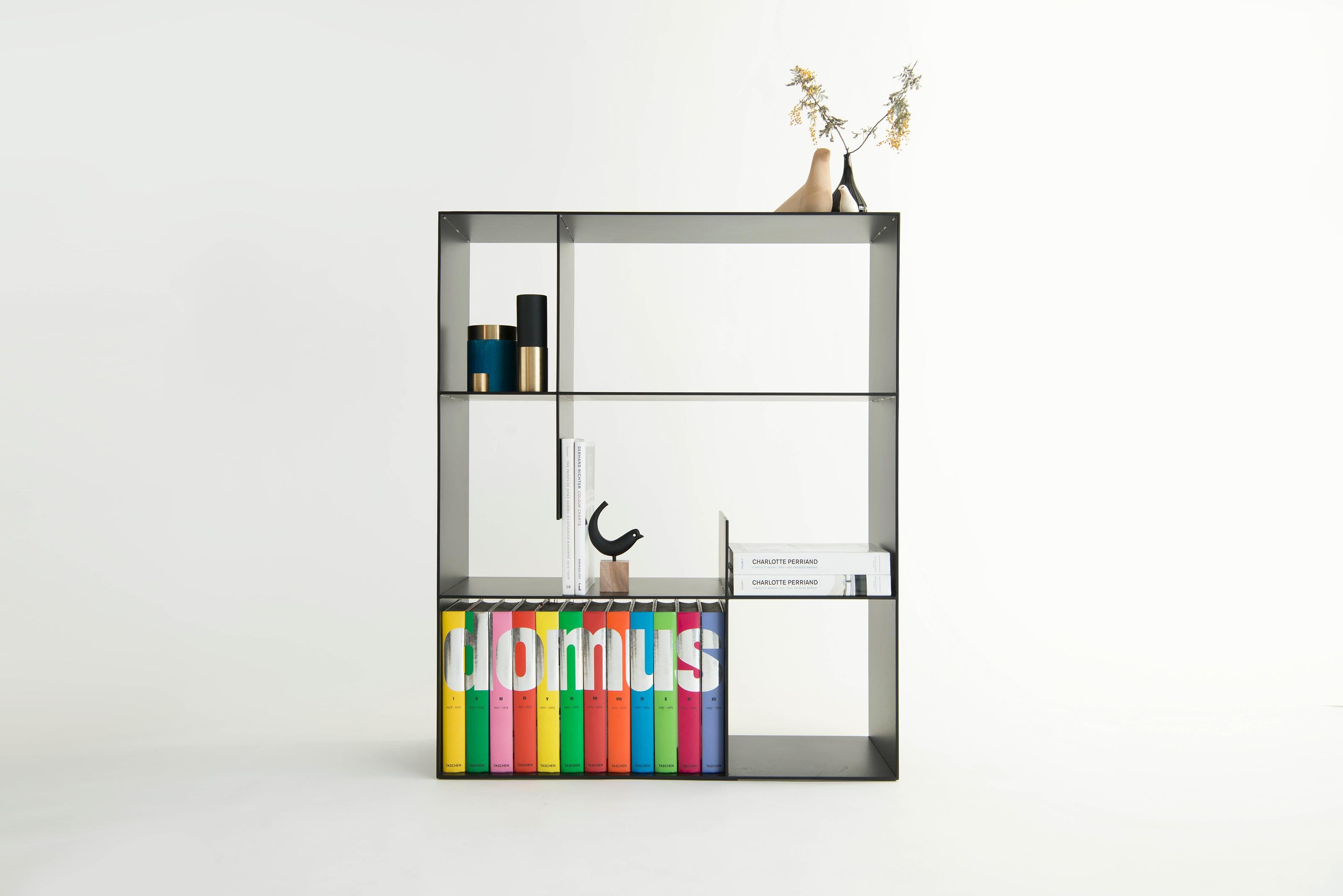 Il prezzo di listino si riferisce alla scaffalatura Division con base verniciata a polvere in nero o bianco. 

I prezzi non comprendono l'imballaggio.

Libreria d'ispirazione architettonica, perfetta per
per esporre i tuoi libri e i tuoi oggetti di