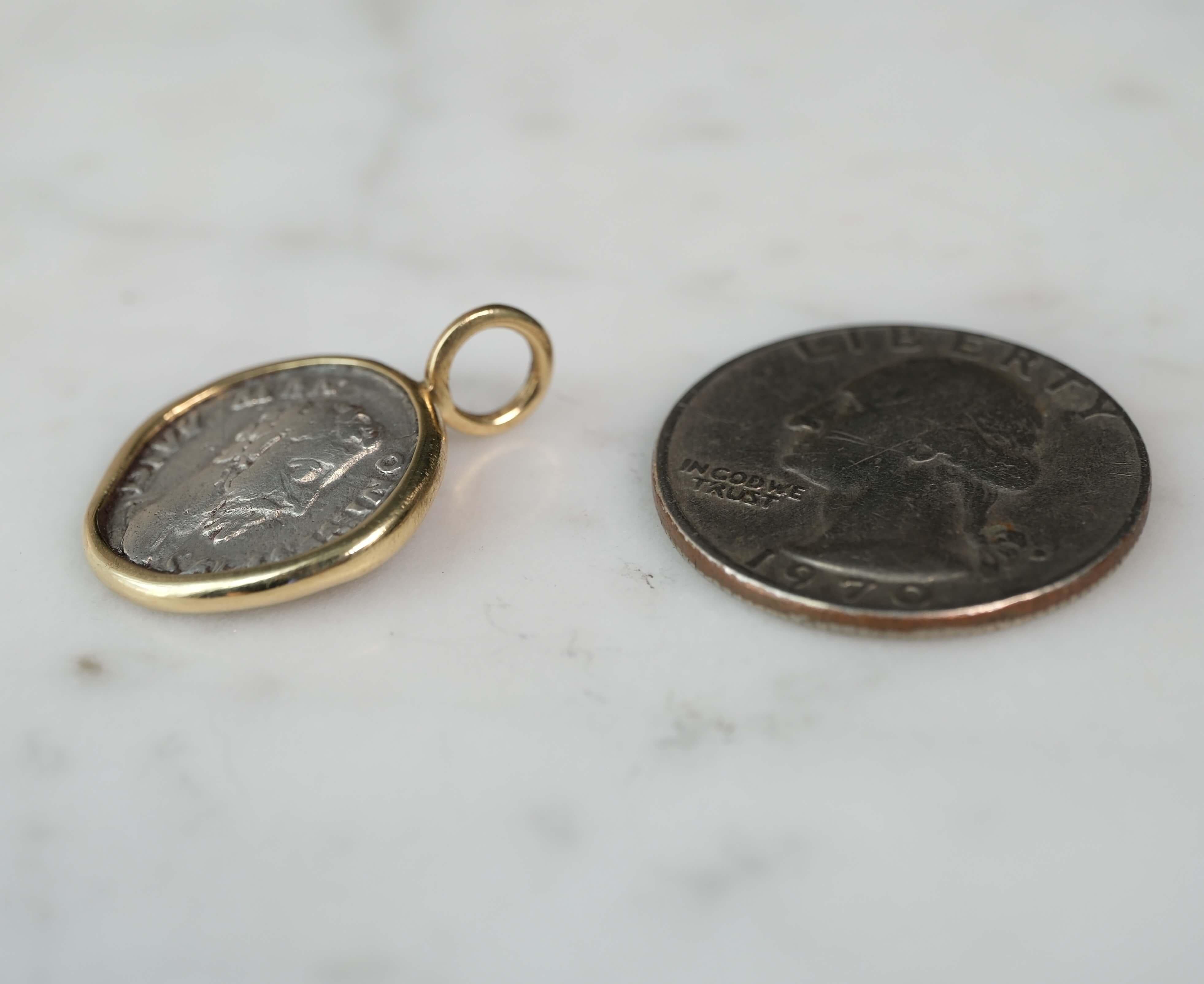 Divus Marcus Aurelius - Silberner Denarius-Anhänger in 18k Gold im Zustand „Neu“ im Angebot in Chicago, IL