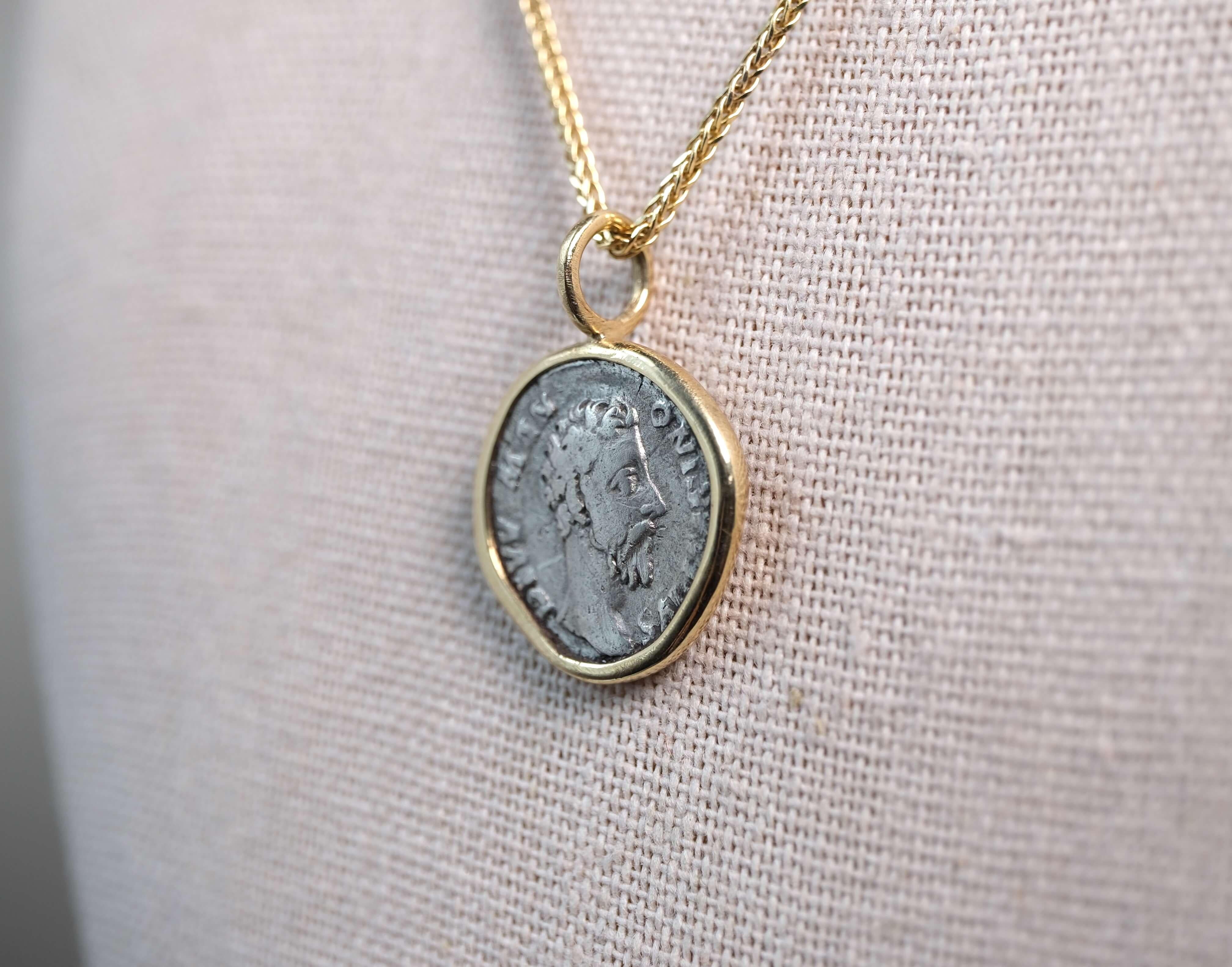 Divus Marcus Aurelius - Silberner Denarius-Anhänger in 18k Gold für Damen oder Herren im Angebot