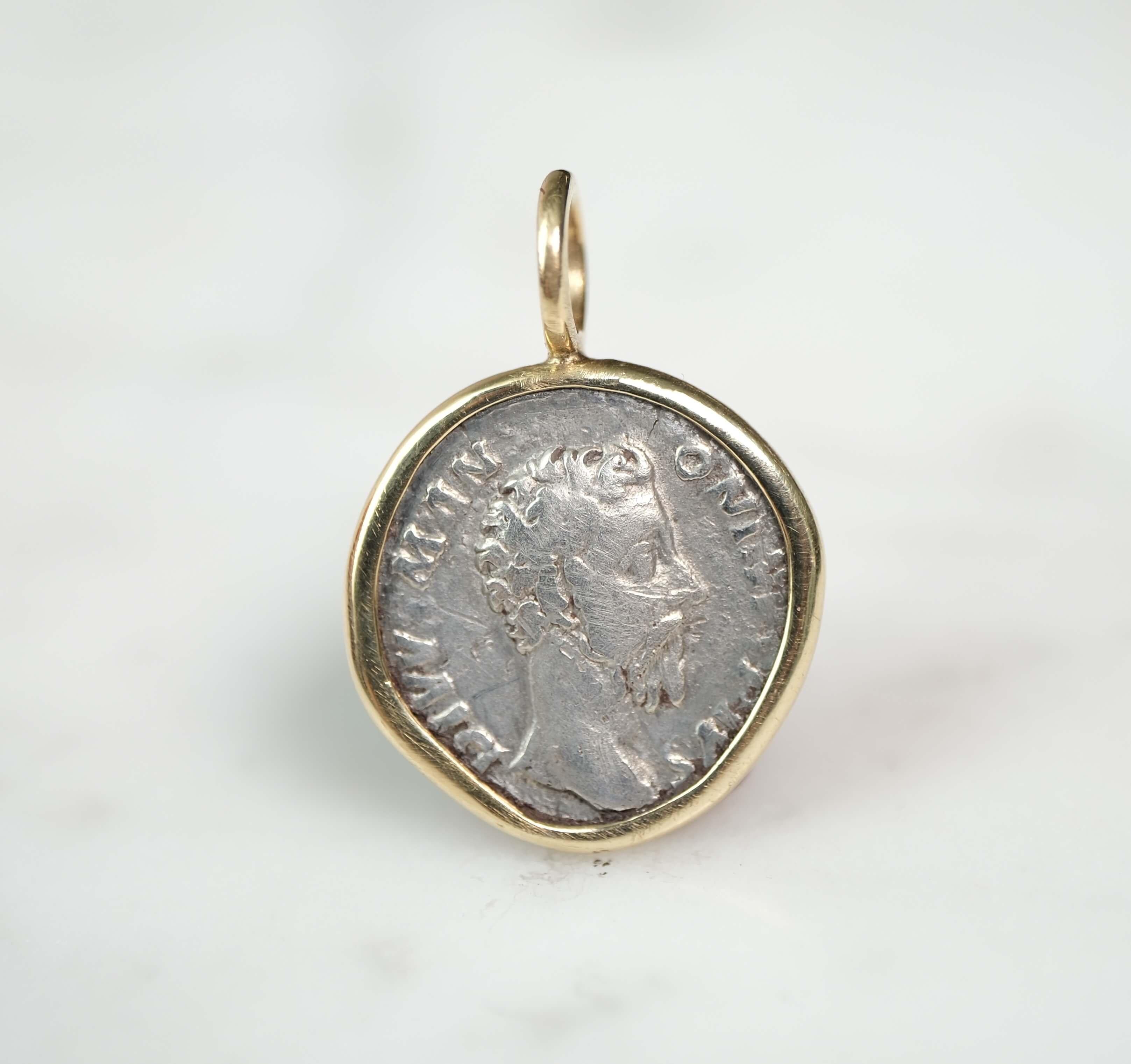 Divus Marcus Aurelius - Silberner Denarius-Anhänger in 18k Gold im Angebot 2