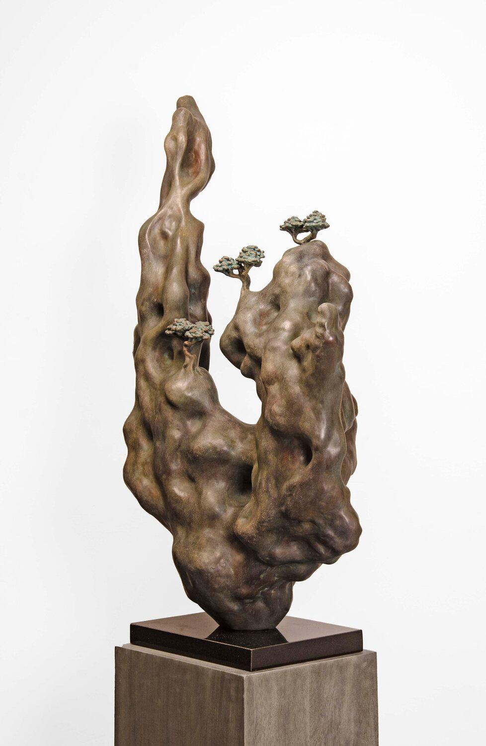 Divyendu Anand - Valle Arcana
Bronzo ossidato su base in granito composito Stone
Edizione di 9, H. 45 x L. 27 x P. 10 pollici, 2024

Cresciuto con pensieri di altruismo, idealismo e bellezza, Divyendu si è iscritto al NIFT di Delhi dopo le scuole