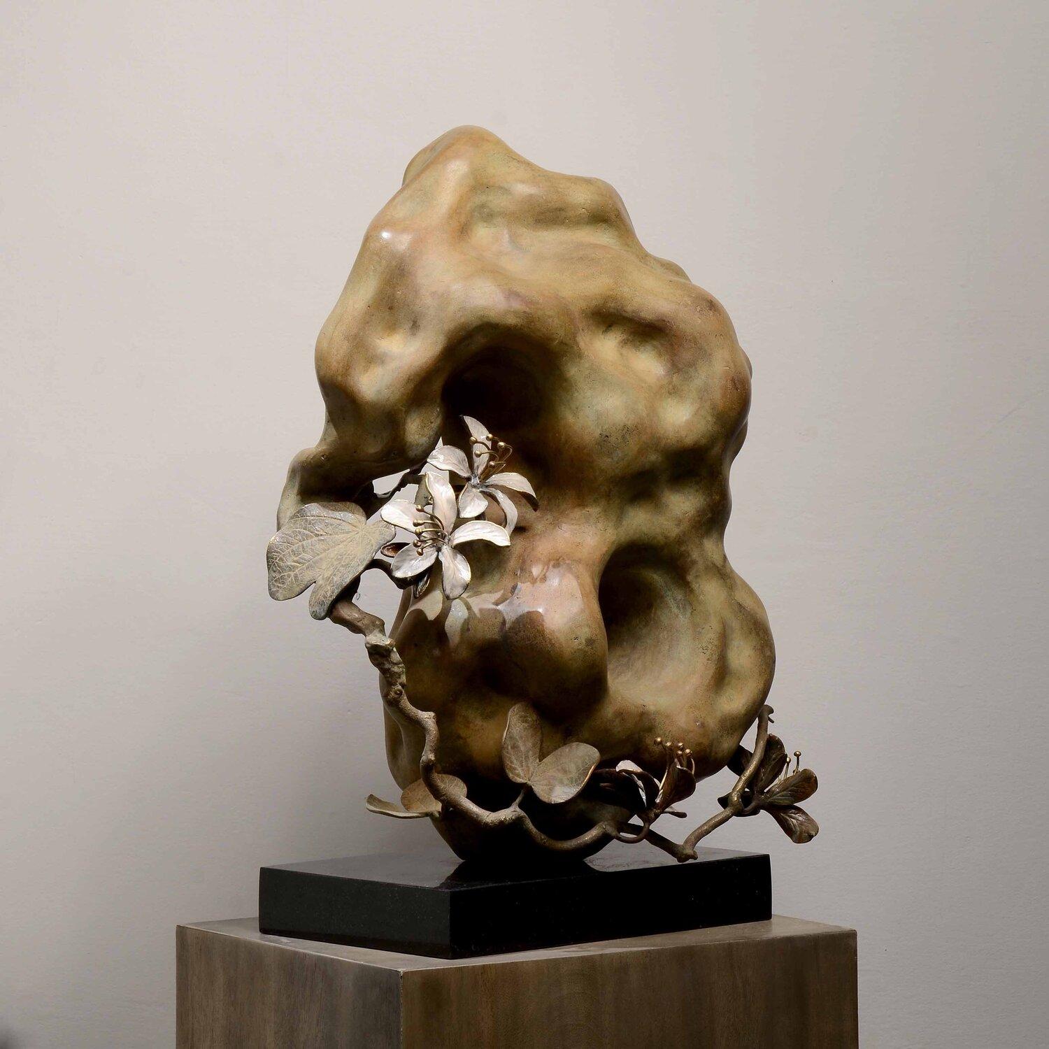 Nascita di Bauhinia Patina e smalto su granito di bronzo, artista indiano 
