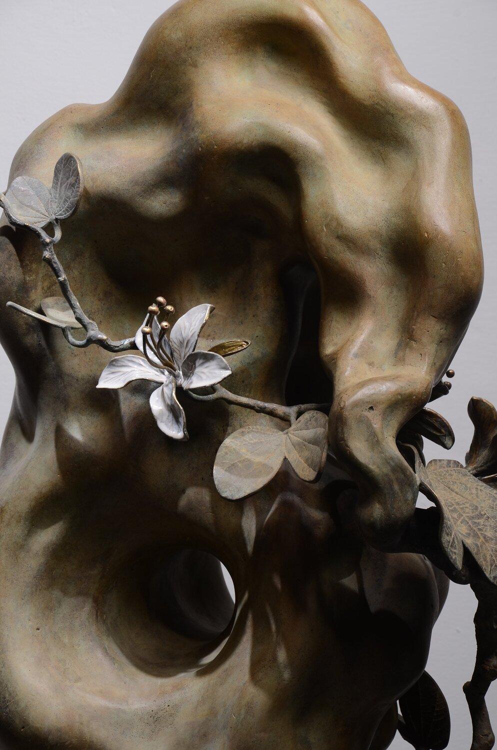 Divyendu Anand - La nascita della Bauhinia
Patina e smalto su granito di bronzo, edizione di 3 esemplari
H. 24 x L. 16 x P. 12 pollici, 2024

Cresciuto con pensieri di altruismo, idealismo e bellezza, Divyendu si è iscritto al NIFT di Delhi dopo le