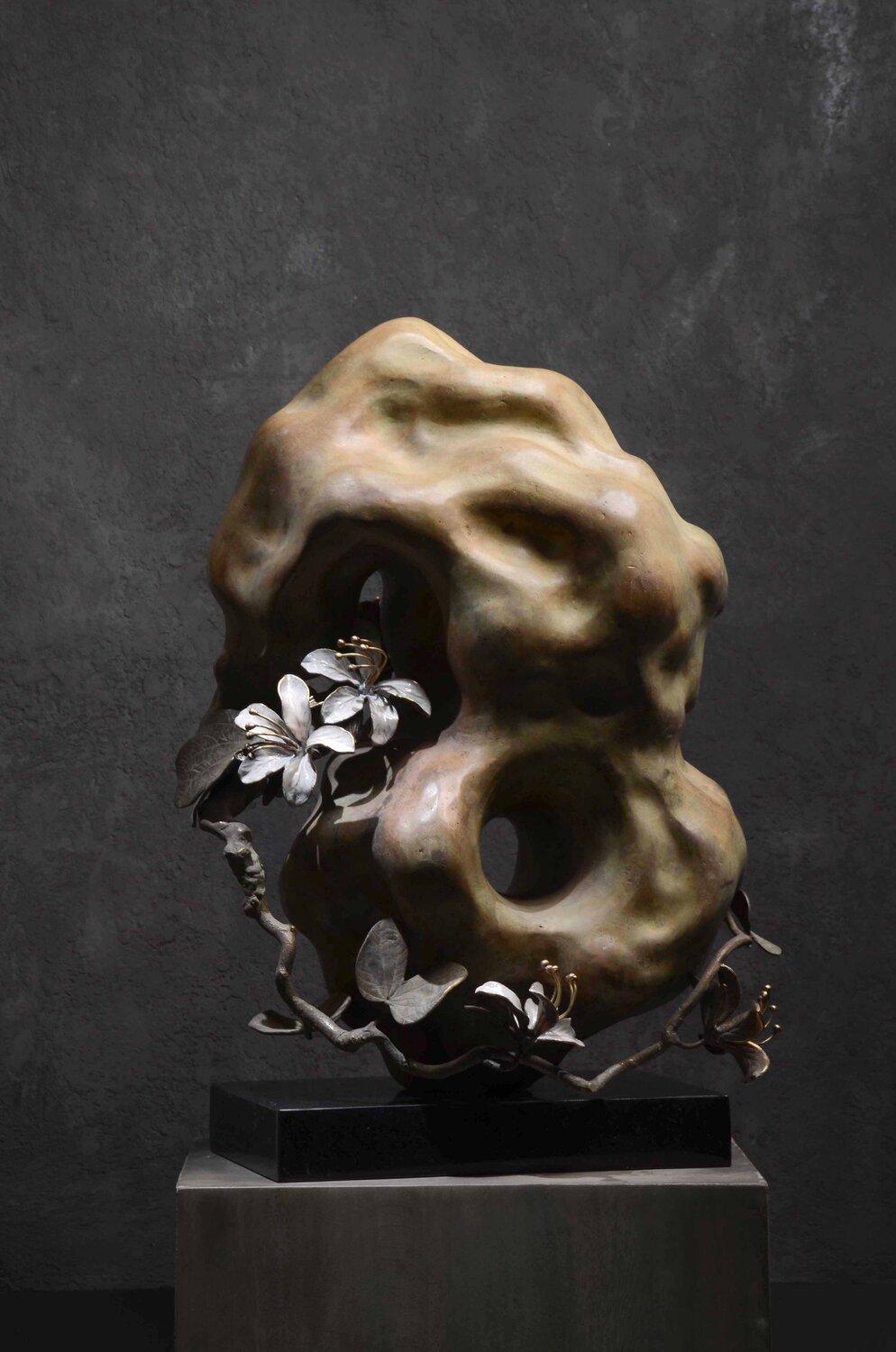Nascita di Bauhinia Patina e smalto su granito di bronzo, artista indiano 