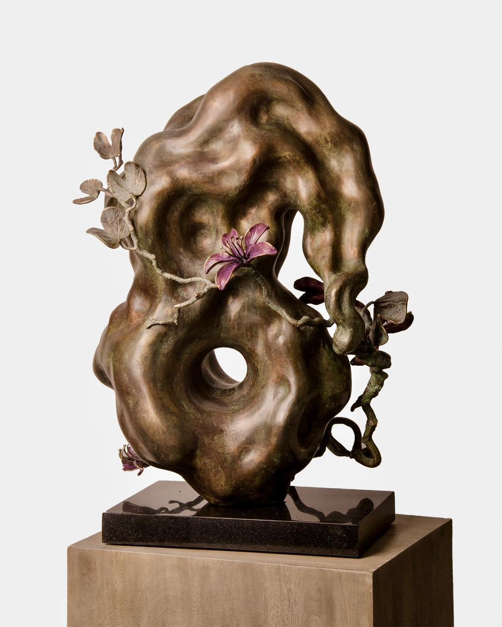 Nascita di Bauhinia Patina e smalto su granito di bronzo, artista indiano 