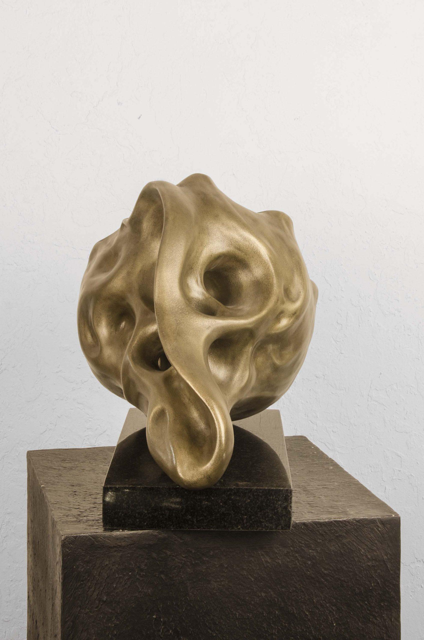 Divyendu Anand - Caracola - El Sonido del Infinito
Edición : 6/9
Piel metálica sobre compuesto de piedra Vidrio y resina de poliéster Granito
Alto 18 x Ancho 10,5 x Fondo 13 pulgadas, 2021

Divyendu, que creció con pensamientos de altruismo,