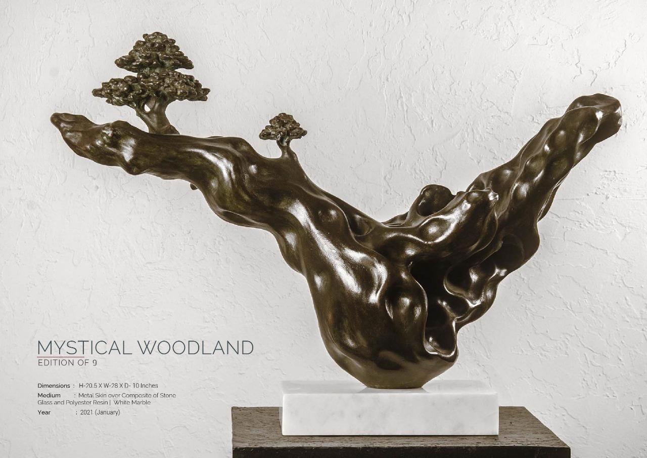 Divyendu Anand Figurative Sculpture – Mystisches Holzland, Metallhaut über zusammengesetztem Steinglas, Polyesterharz