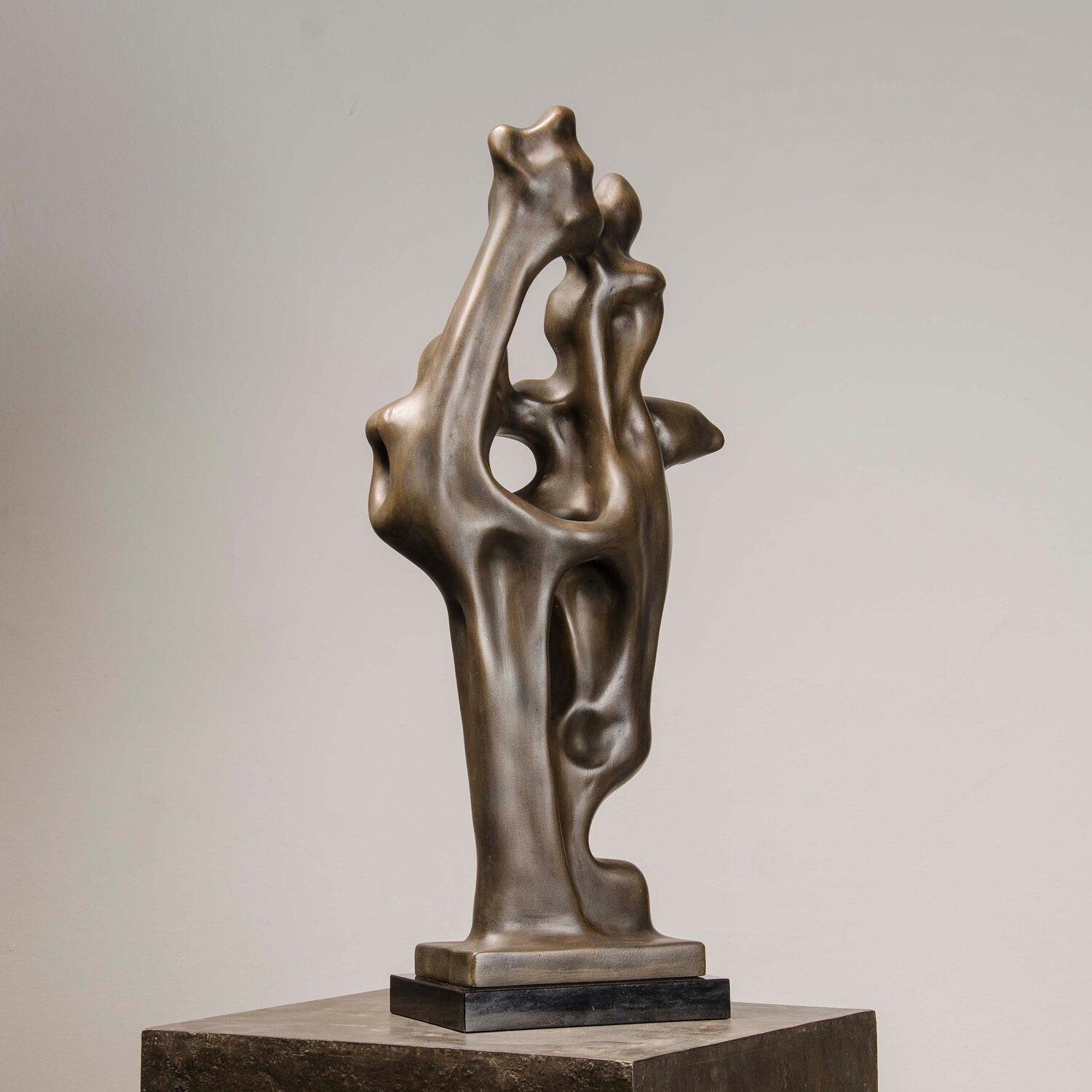 Svettante, bronzo ossidato su base in granito composito di pietra 