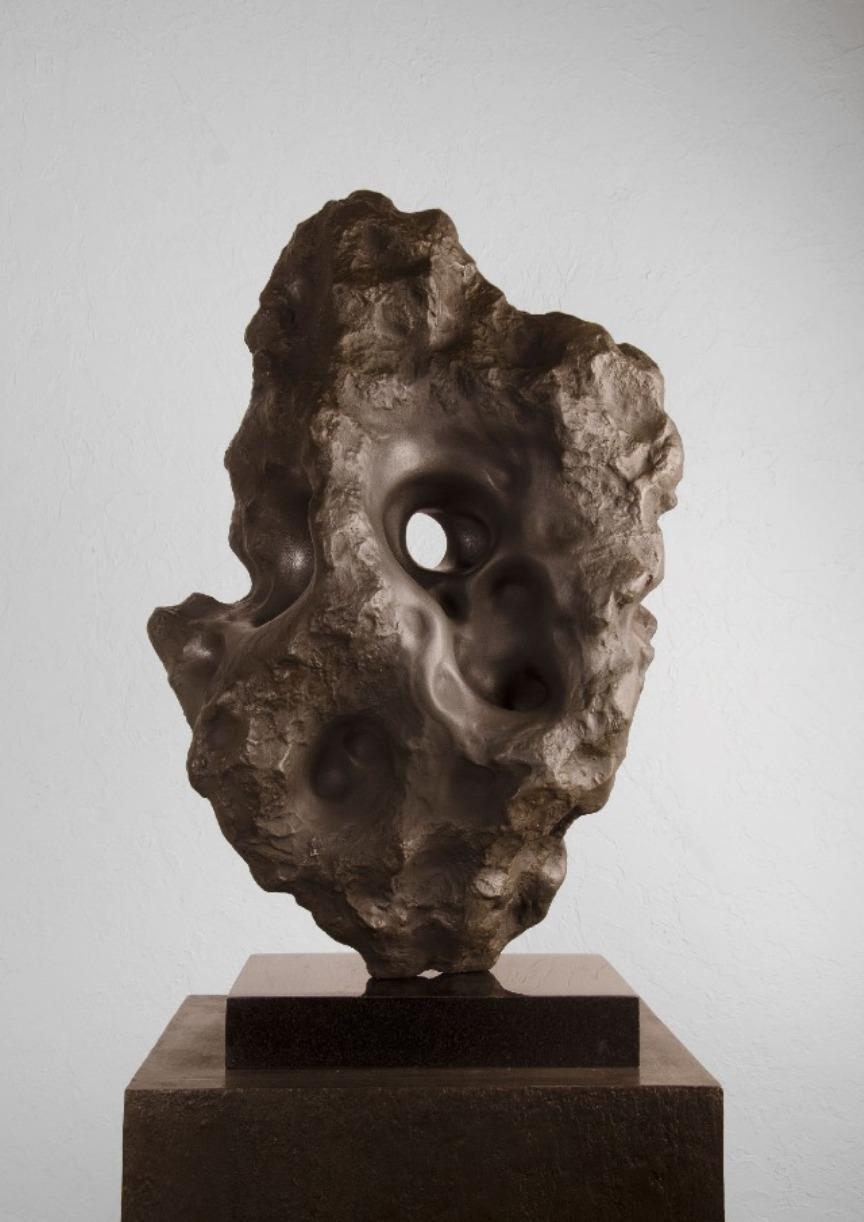 Space Rock, Metallhaut, Zusammensetzung aus Steinglas, Polyesterharz, schwarzer Marmor – Art von Divyendu Anand