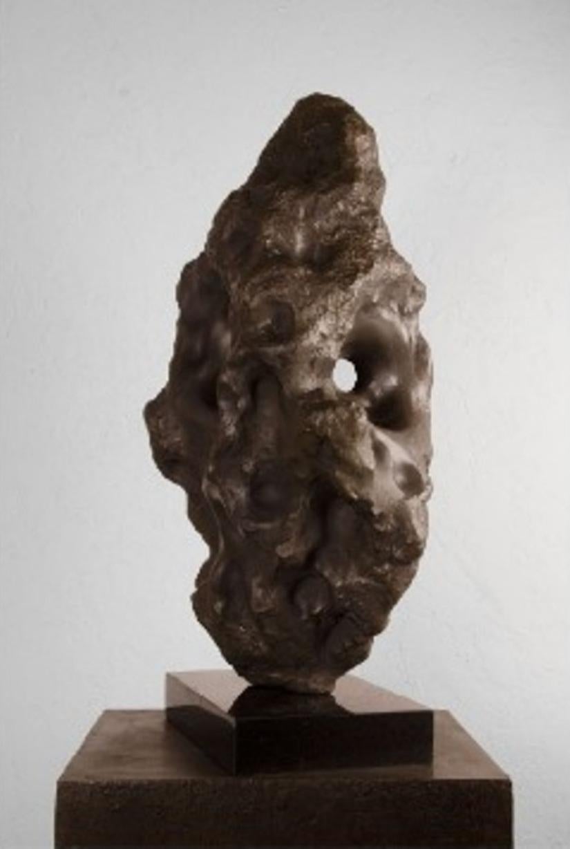 Space Rock, Metallhaut, Zusammensetzung aus Steinglas, Polyesterharz, schwarzer Marmor (Zeitgenössisch), Art, von Divyendu Anand