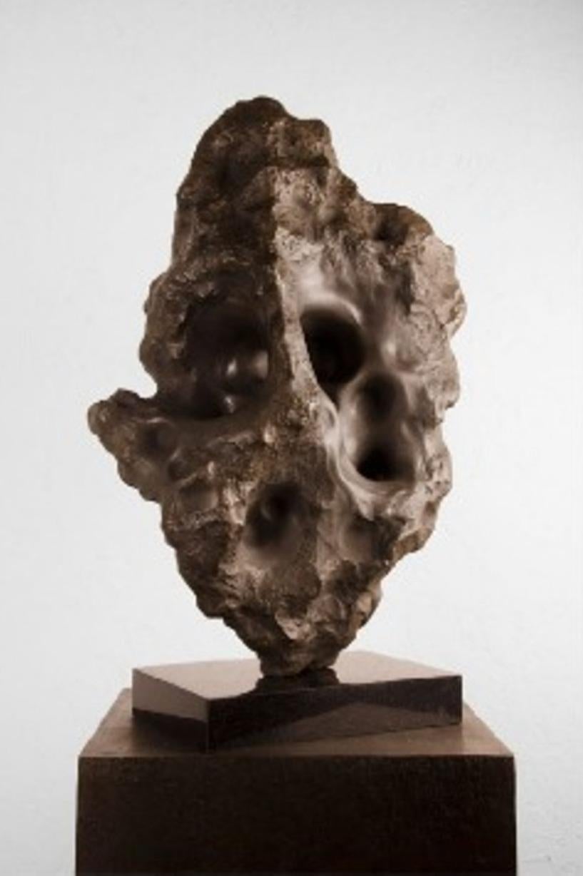 Divyendu Anand - Space Rock - H 27 x L 18  x D 11 pouces
Edition 2/9
Peau métallique sur un composite de pierre de verre et de résine de polyester, marbre noir, 2020

Ayant grandi avec des pensées d'altruisme, d'idéalisme et de beauté, Divyendu a
