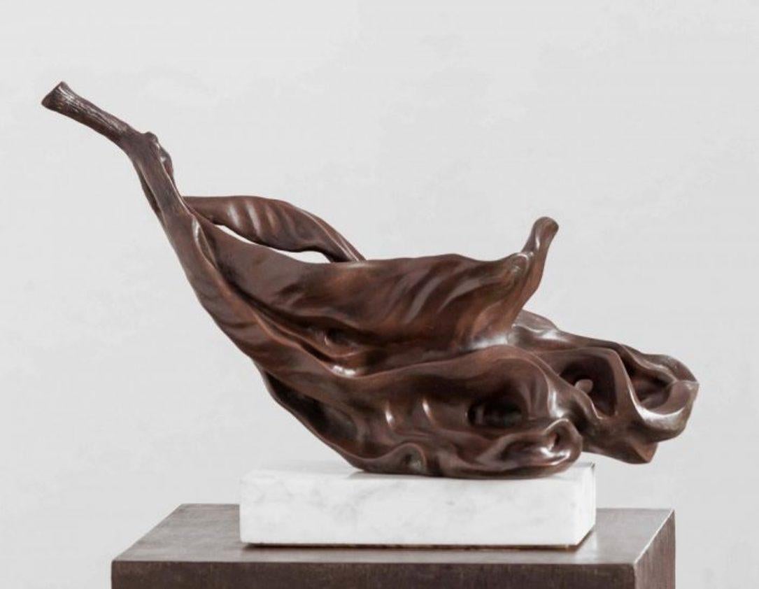 Foglie trasmutate, bronzo ossidato su base in granito composito di pietra 
