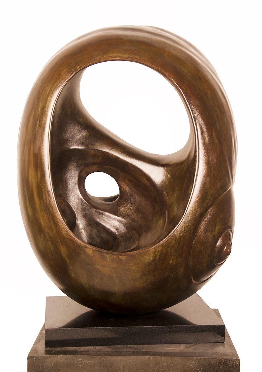 Divyendu Anand Figurative Sculpture – Inside Within The Shell, Metallbeschichtung über Steinglas-Komposit, Polyester